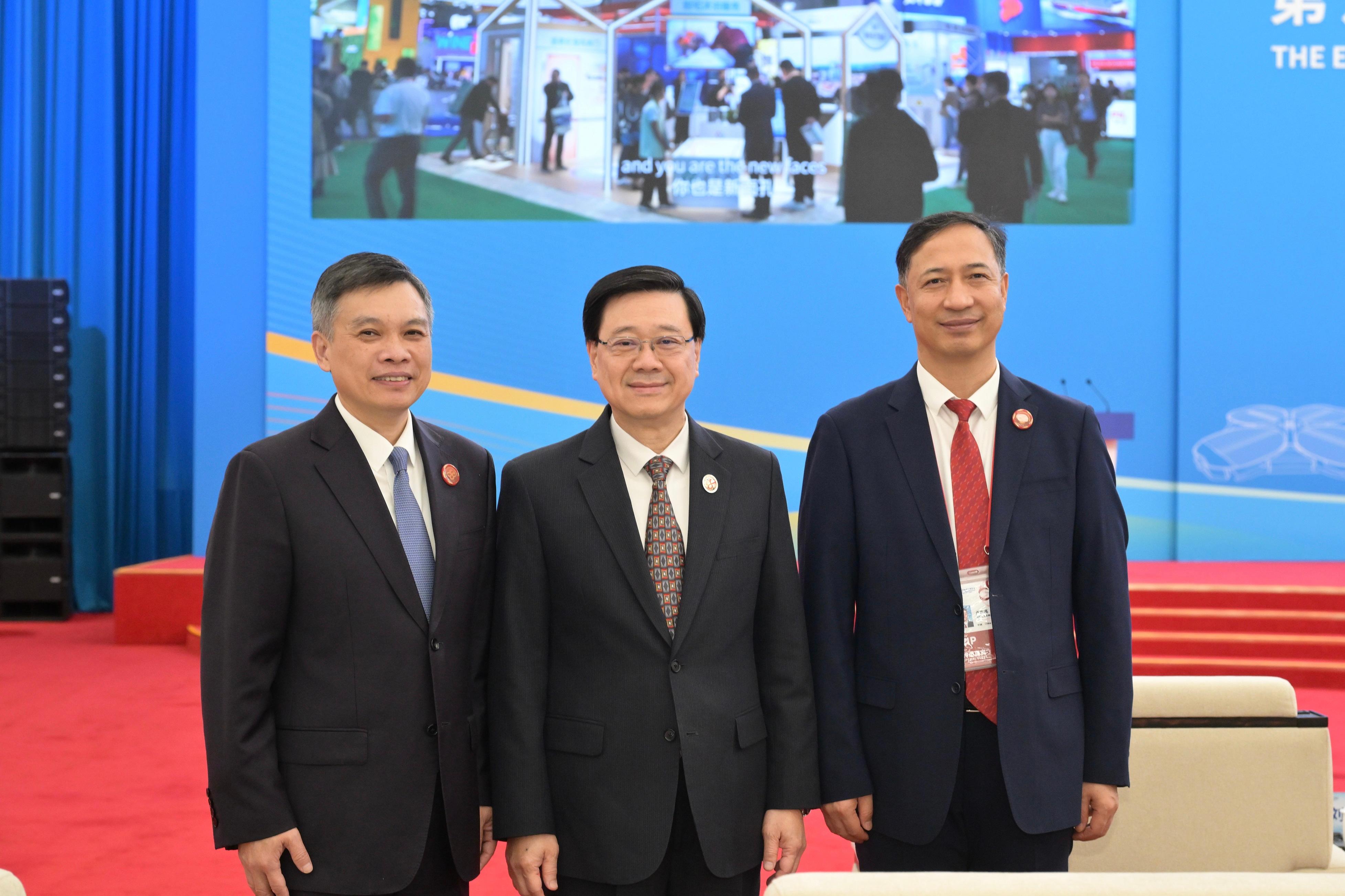 The Chief Executive, Mr John Lee, attended the eighth China International Import Expo and the Hongqiao International Economic Forum Opening Ceremony in Shanghai today (November 5). Photo shows (from left) the Deputy Secretary of the CPC Zhejiang Provincial Committee and the Governor of Zhejiang Province, Mr Liu Jie; Mr Lee, and the Deputy Secretary of the CPC Shanxi Provincial Committee and the Governor of Shanxi Province, Mr Lu Dongliang, at the ceremony.
