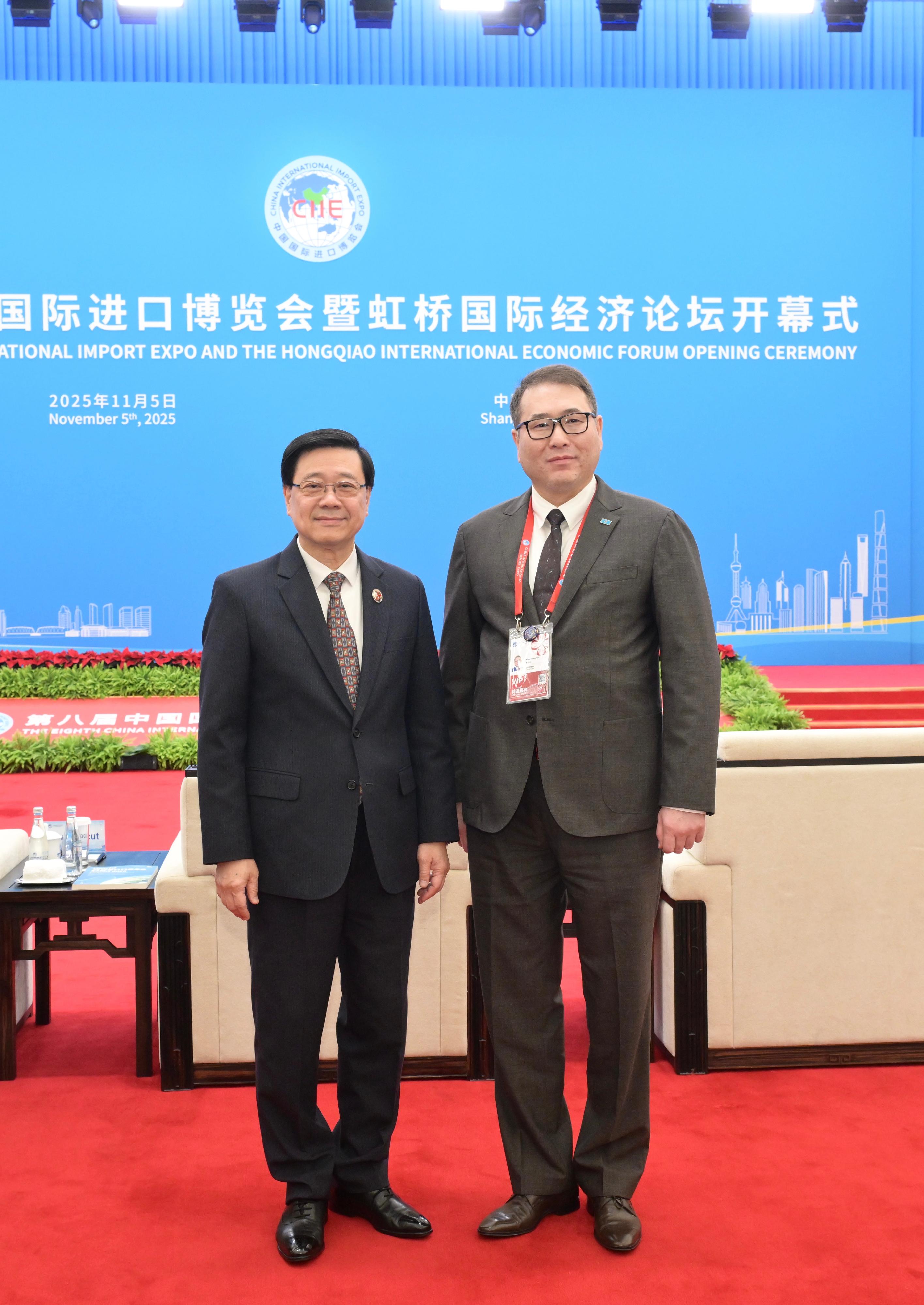 The Chief Executive, Mr John Lee, attended the eighth China International Import Expo and the Hongqiao International Economic Forum Opening Ceremony in Shanghai today (November 5). Photo shows Mr Lee (left) and the Minister of Trade and Integration of the Republic of Kazakhstan, Mr Arman Shakkaliyev (right) at the ceremony.
