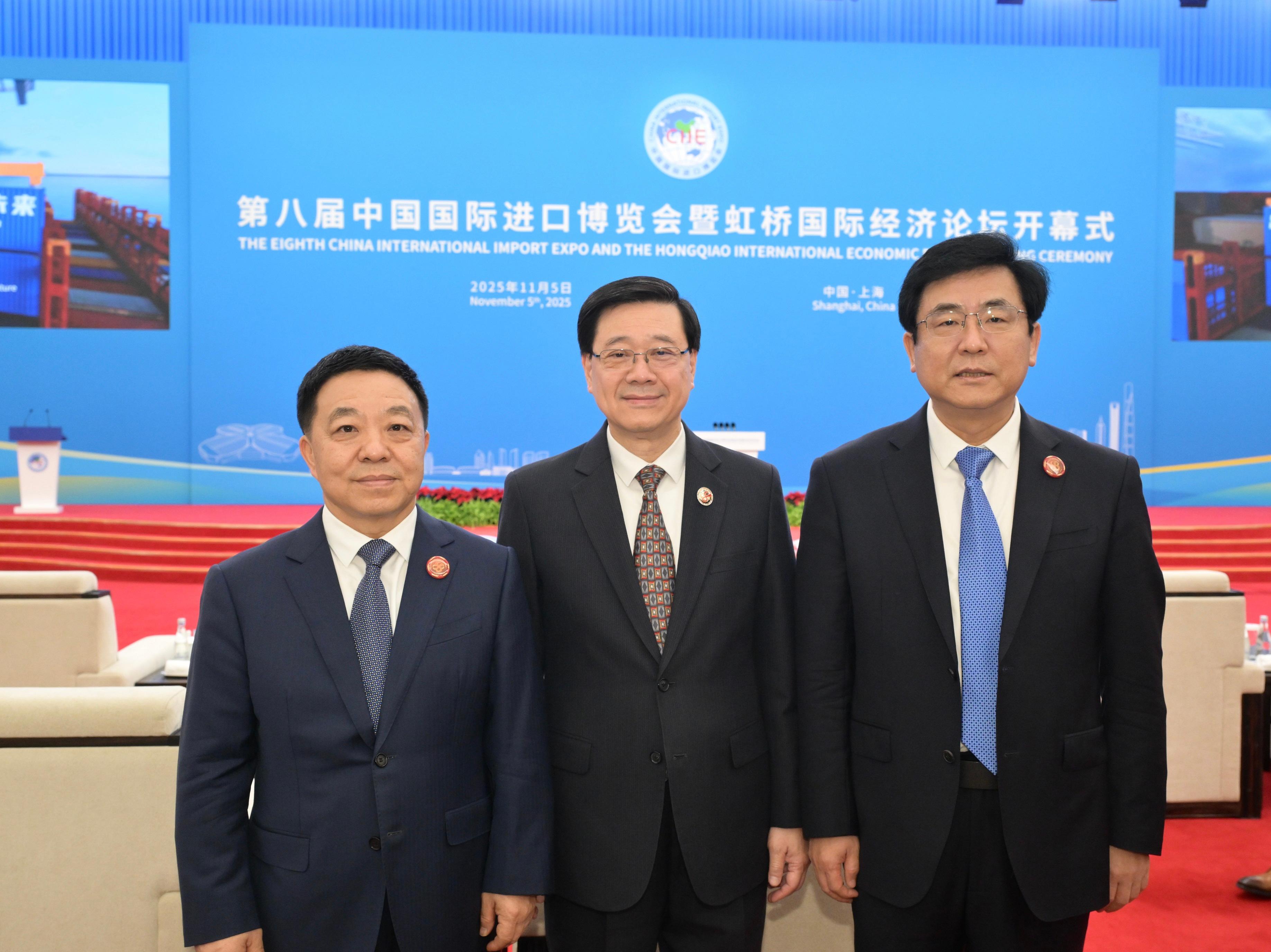 The Chief Executive, Mr John Lee, attended the eighth China International Import Expo and the Hongqiao International Economic Forum Opening Ceremony in Shanghai today (November 5). Photo shows (from left) the Deputy Secretary of the CPC Jiangxi Provincial Committee and the Governor of Jiangxi Province, Mr Ye Jianchun; Mr Lee, and the Deputy Secretary of the CPC Fujian Provincial Committee and the Governor of Fujian Province, Mr Zhao Long, at the ceremony.