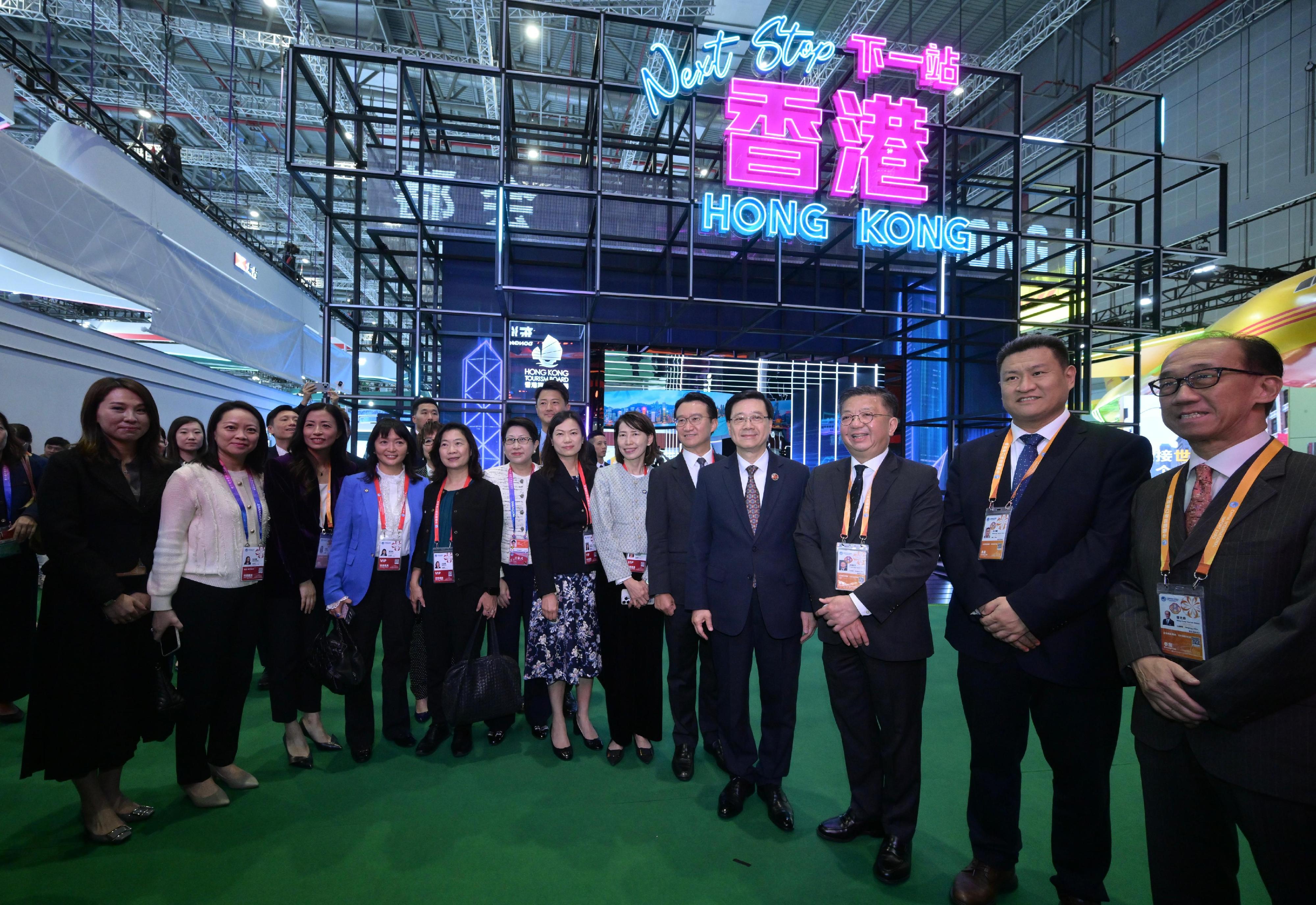 The Chief Executive, Mr John Lee, toured the eighth China International Import Expo in Shanghai today (November 5). Photo shows Mr Lee (fourth right); the Director of the Chief Executive's Office, Ms Carol Yip (sixth right); the Executive Director of the Hong Kong Trade Development Council, Ms Sophia Chong (sixth left); and the Executive Director of the Hong Kong Tourism Board, Mr Anthony Lau (third right), with other guests at the exhibition area of the Hong Kong Tourism Board.
