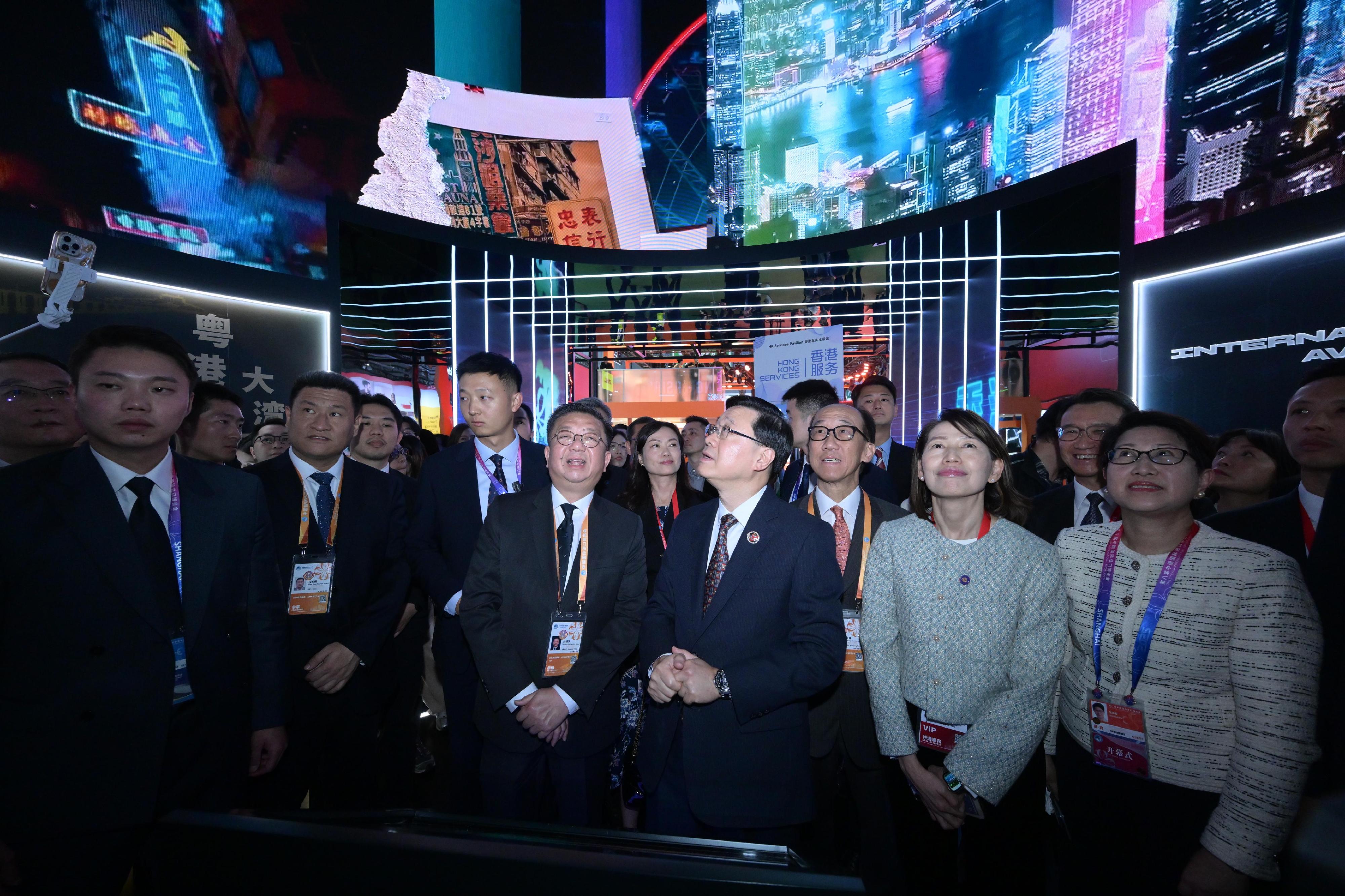 The Chief Executive, Mr John Lee, toured the eighth China International Import Expo in Shanghai today (November 5). Photo shows Mr Lee (third right) visiting the Hong Kong Service Pavilion and interacting with exhibitors.
