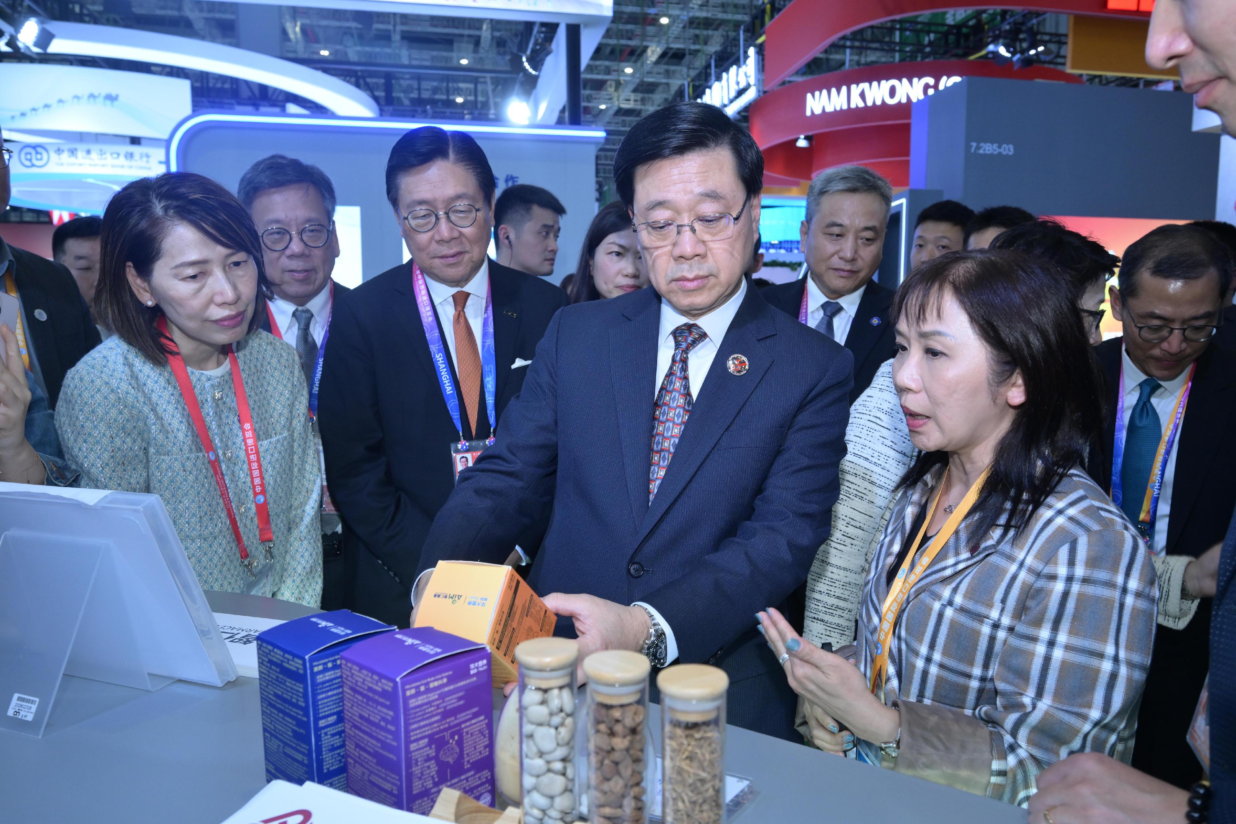 The Chief Executive, Mr John Lee, toured the eighth China International Import Expo in Shanghai today (November 5). Photo shows Mr Lee (second right) visiting the Hong Kong Service Pavilion and interacting with exhibitors.
