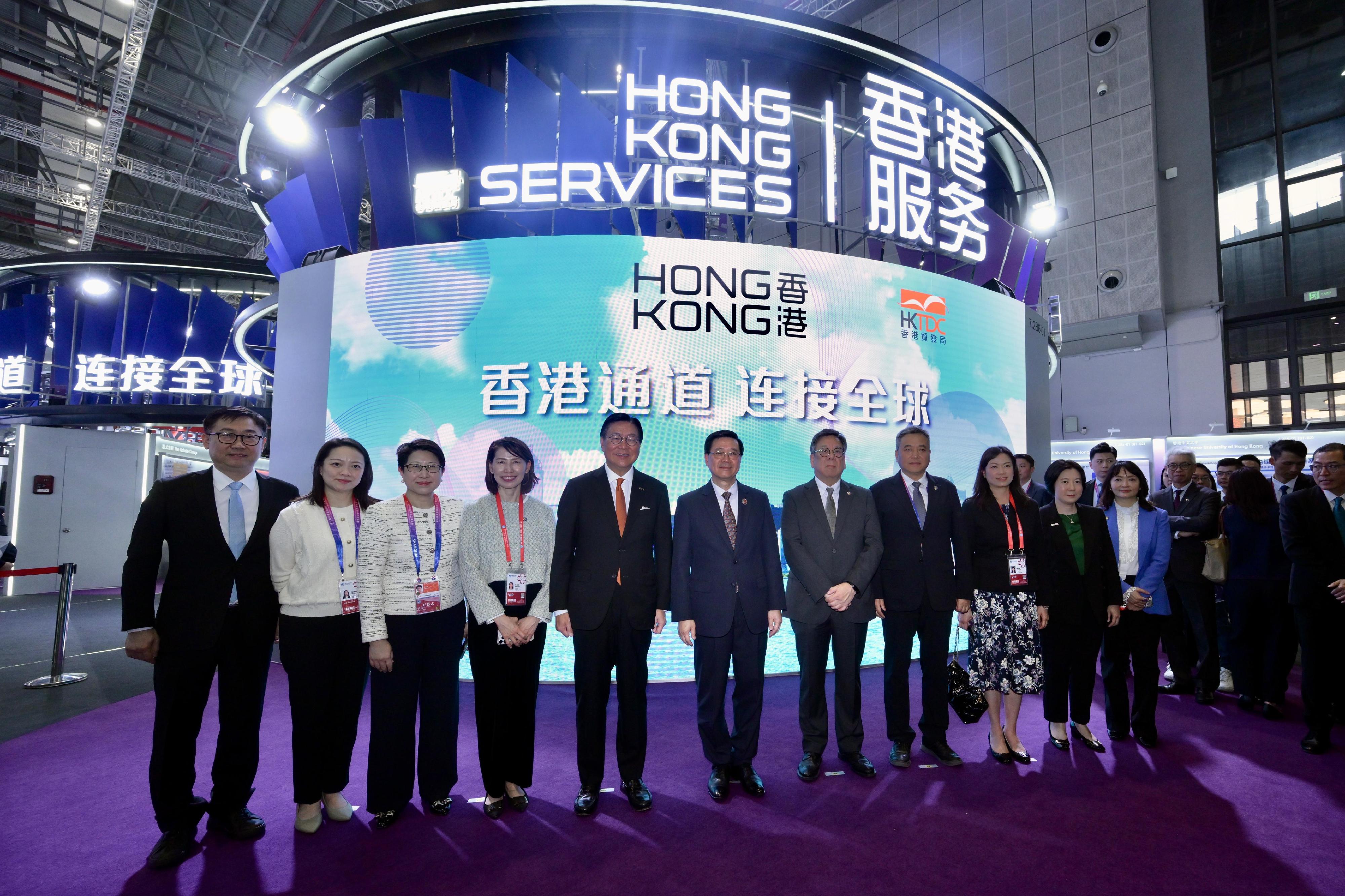 The Chief Executive, Mr John Lee, toured the eighth China International Import Expo in Shanghai today (November 5). Photo shows (from third left) the Executive Director of the Hong Kong Trade Development Council, Ms Sophia Chong; the Director of the Chief Executive's Office, Ms Carol Yip; the Chairman of the Hong Kong Trade Development Council, Professor Frederick Ma; Mr Lee; and the Secretary for Commerce and Economic Development, Mr Algernon Yau, with other guests at the Hong Kong Service Pavilion.