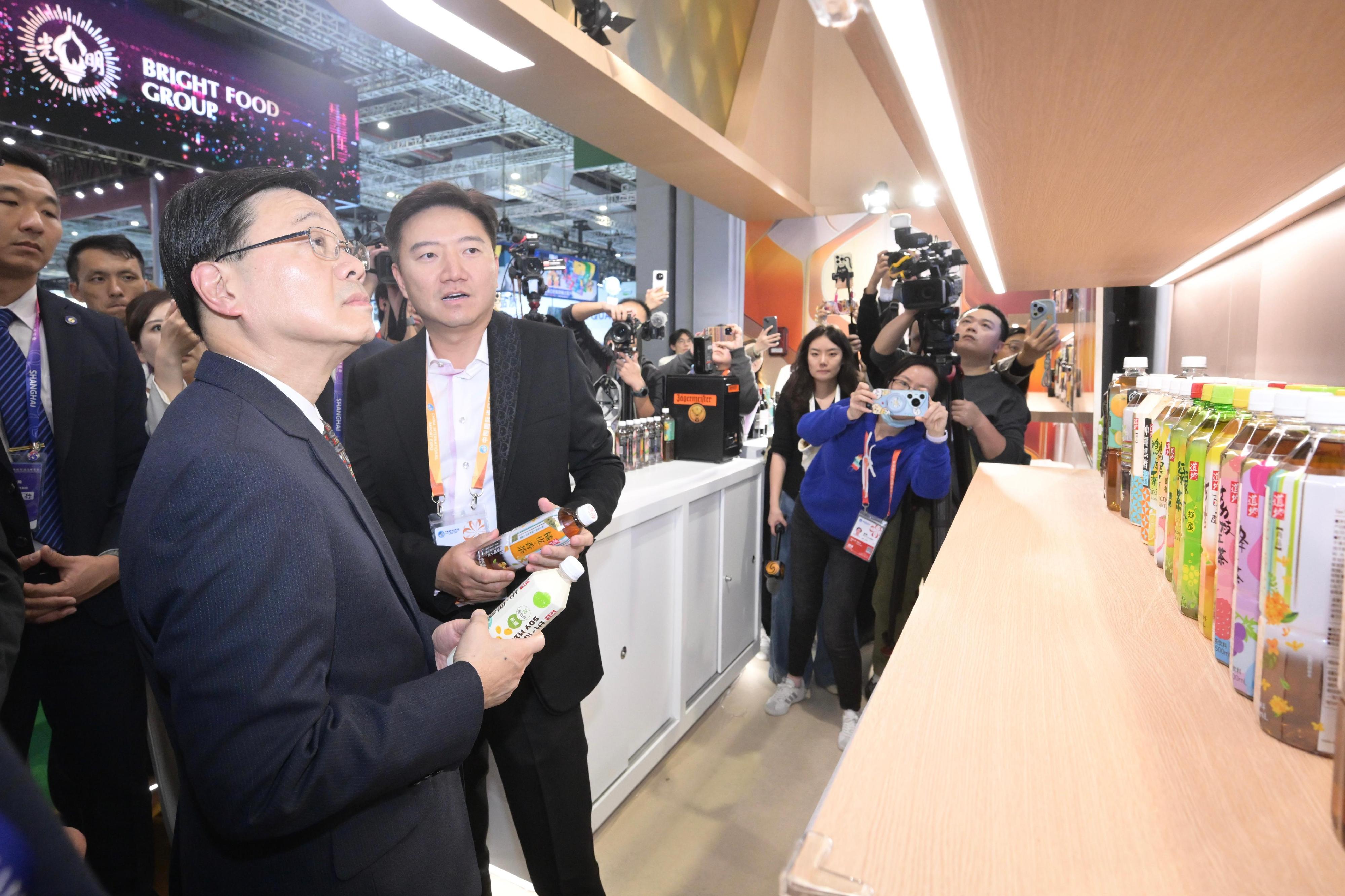 The Chief Executive, Mr John Lee, toured the eighth China International Import Expo in Shanghai today (November 5). Photo shows Mr Lee (first left) visiting the Hong Kong Food Pavilion and interacting with exhibitors.

