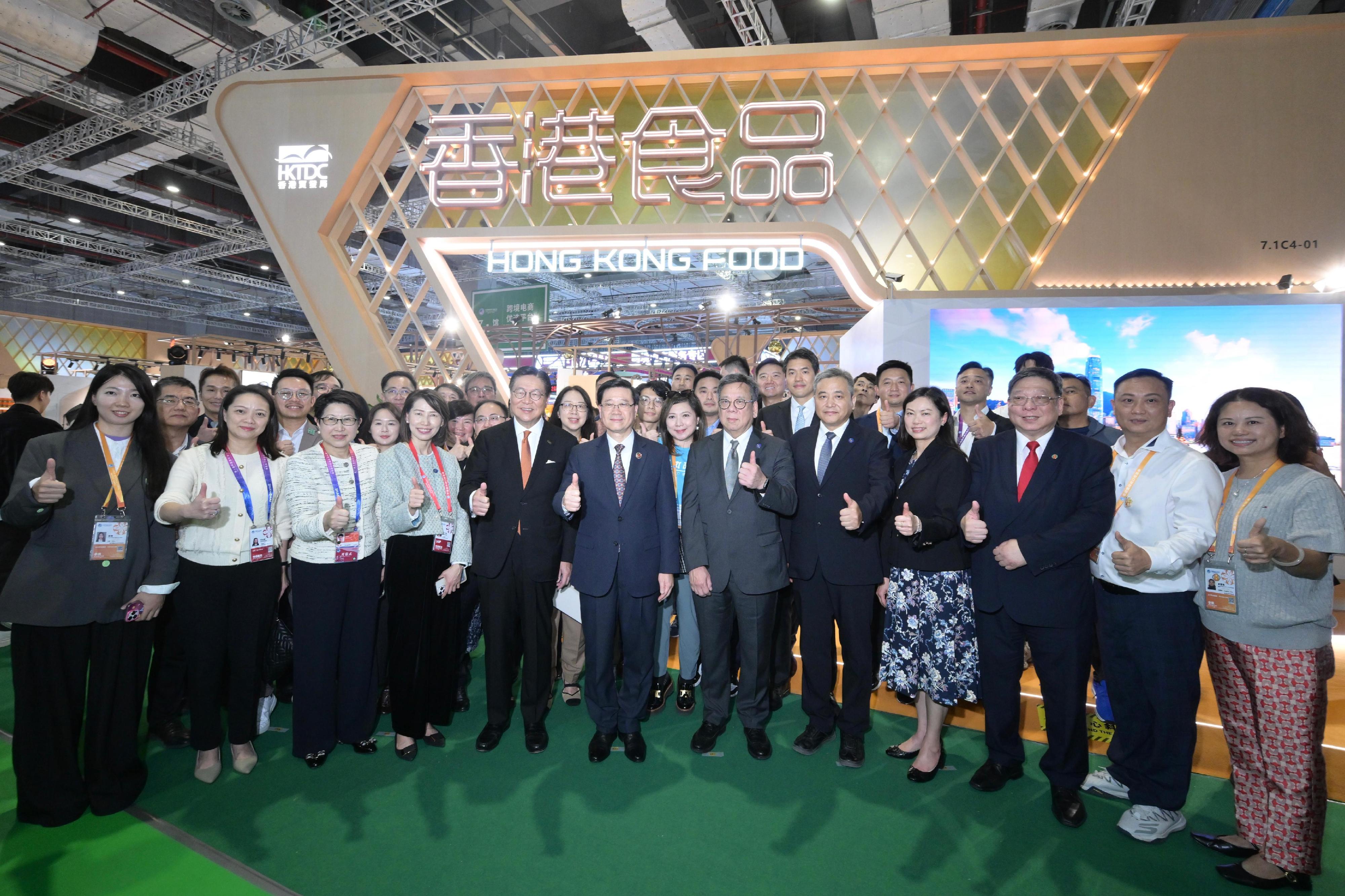 The Chief Executive, Mr John Lee, toured the eighth China International Import Expo in Shanghai today (November 5). Photo shows (front row, from third left) the Executive Director of the Hong Kong Trade Development Council, Ms Sophia Chong; the Director of the Chief Executive's Office, Ms Carol Yip; the Chairman of the Hong Kong Trade Development Council, Professor Frederick Ma; Mr Lee; and the Secretary for Commerce and Economic Development, Mr Algernon Yau, with other guests at the Hong Kong Food Pavilion.
