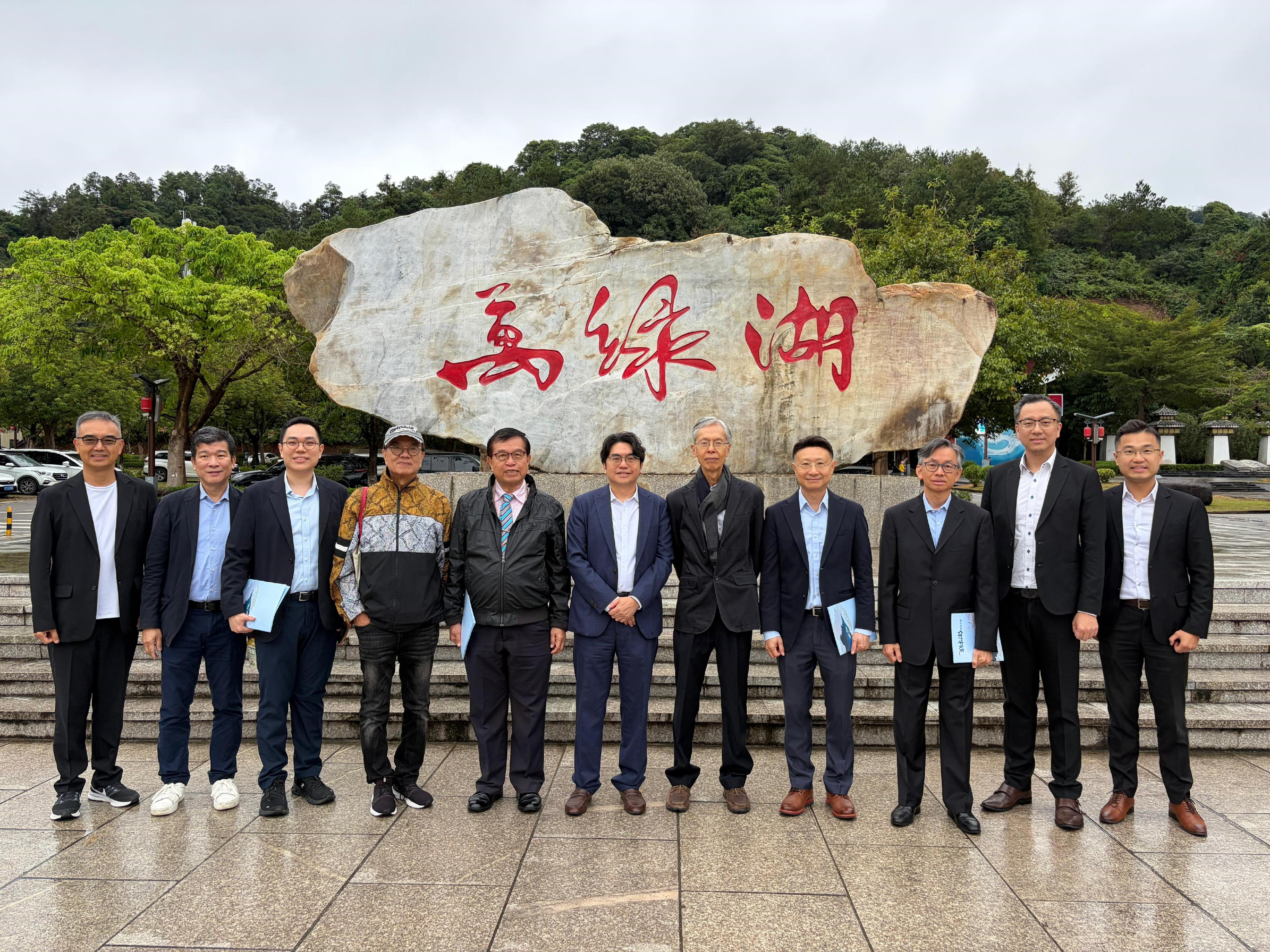 水務諮詢委員會(水諮會)考察團昨日(十一月四日)前赴廣東省考察東江水供水系統,今日(十一月五日)下午返港,食水安全諮詢委員會今年亦隨團考察。圖示水諮會主席關繼祖教授(右四)、食水安全諮詢委員會主席陳漢輝博士(右五)、水務署署長黃恩諾(中)和各委員昨日下午在河源市新豐江水庫合照。