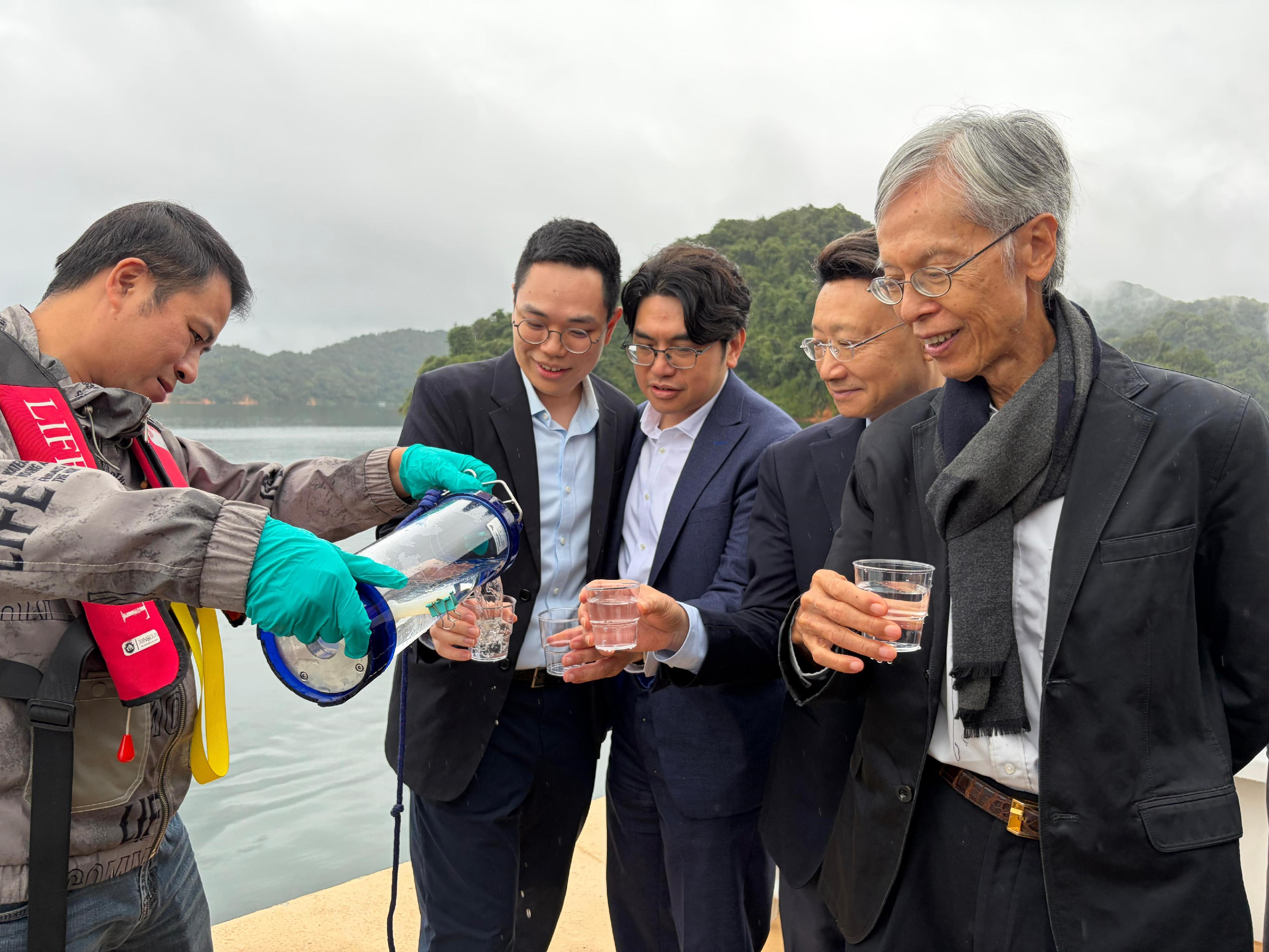 水務諮詢委員會(水諮會)考察團昨日(十一月四日)前赴廣東省考察東江水供水系統,今日(十一月五日)下午返港,食水安全諮詢委員會今年亦隨團考察。圖示水諮會主席關繼祖教授(右二)、食水安全諮詢委員會主席陳漢輝博士(右一)、水務署署長黃恩諾(右三)及水諮會青年委員林子楷(右四)昨日乘船考察新豐江水庫,並即場飲用從水庫取出的存水。