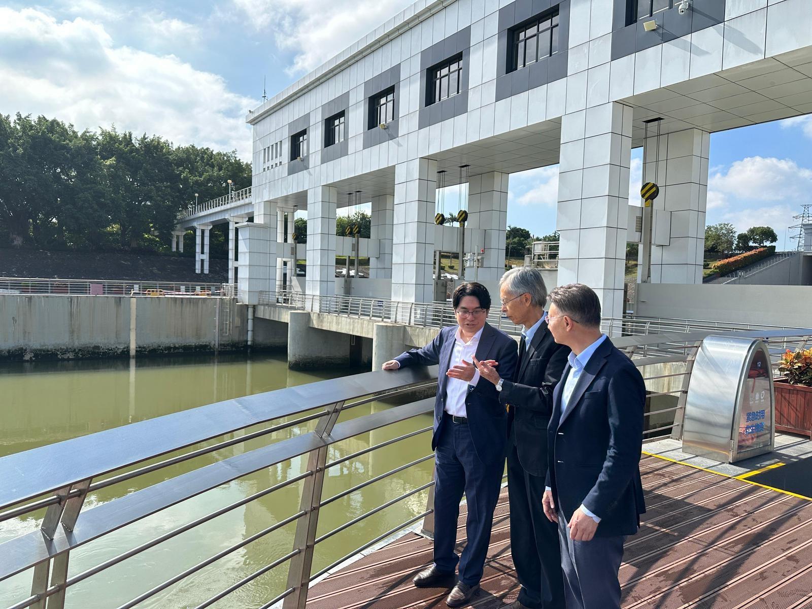 水務諮詢委員會(水諮會)考察團昨日(十一月四日)前赴廣東省考察東江水供水系統,今日(十一月五日)下午返港,食水安全諮詢委員會今年亦隨團考察。圖示水諮會主席關繼祖教授(右)、食水安全諮詢委員會主席陳漢輝博士(中)、水務署署長黃恩諾(左)今日上午在東莞市太園泵站視察輸港東江水取水口水質。