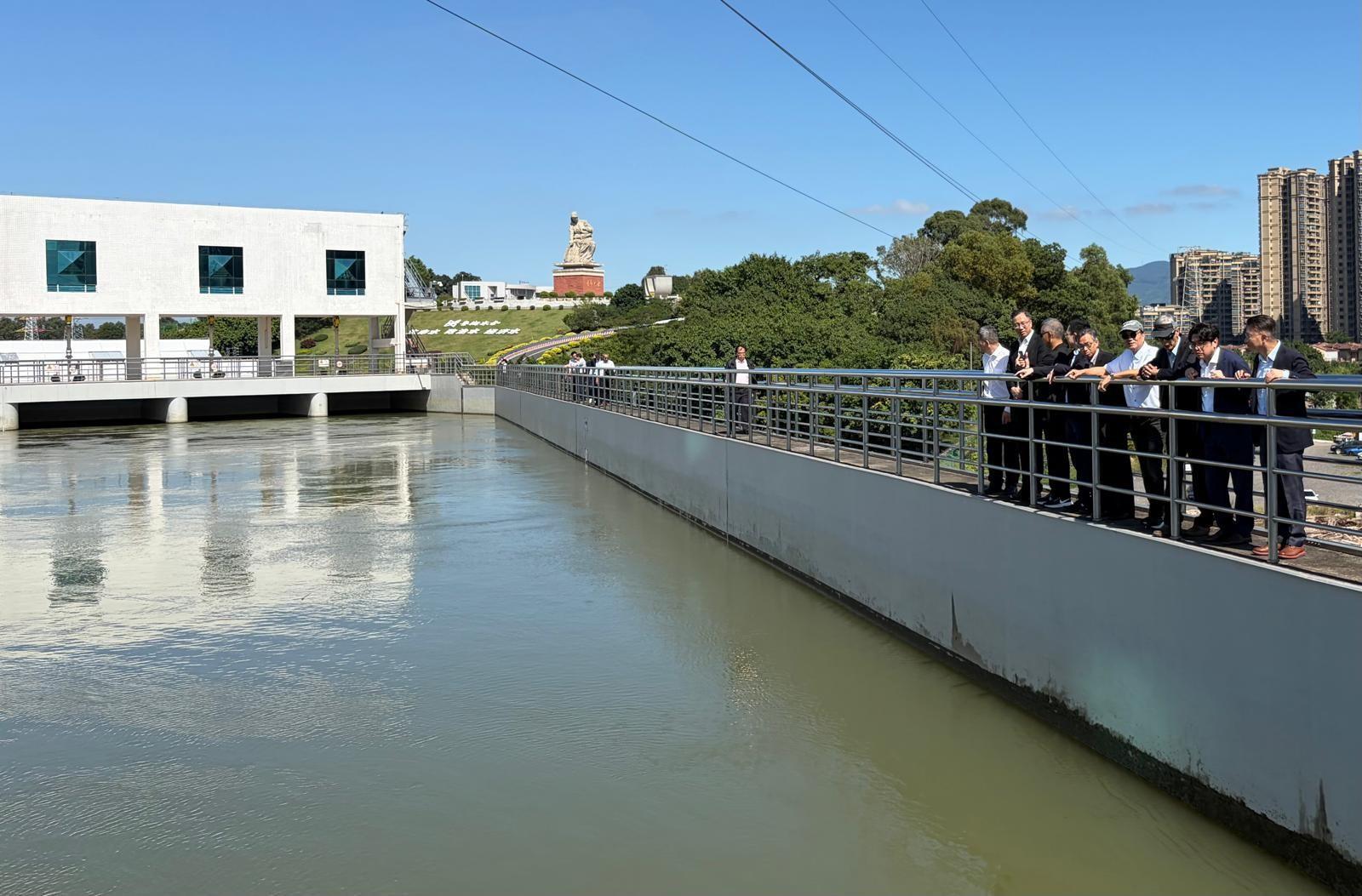 水務諮詢委員會(水諮會)考察團昨日(十一月四日)前赴廣東省考察東江水供水系統,今日(十一月五日)下午返港,食水安全諮詢委員會今年亦隨團考察。圖示水諮會主席關繼祖教授(右一)、食水安全諮詢委員會主席陳漢輝博士(右三)、水務署署長黃恩諾(右二)和委員今日上午在金湖渡槽視察專用輸水管道水質。