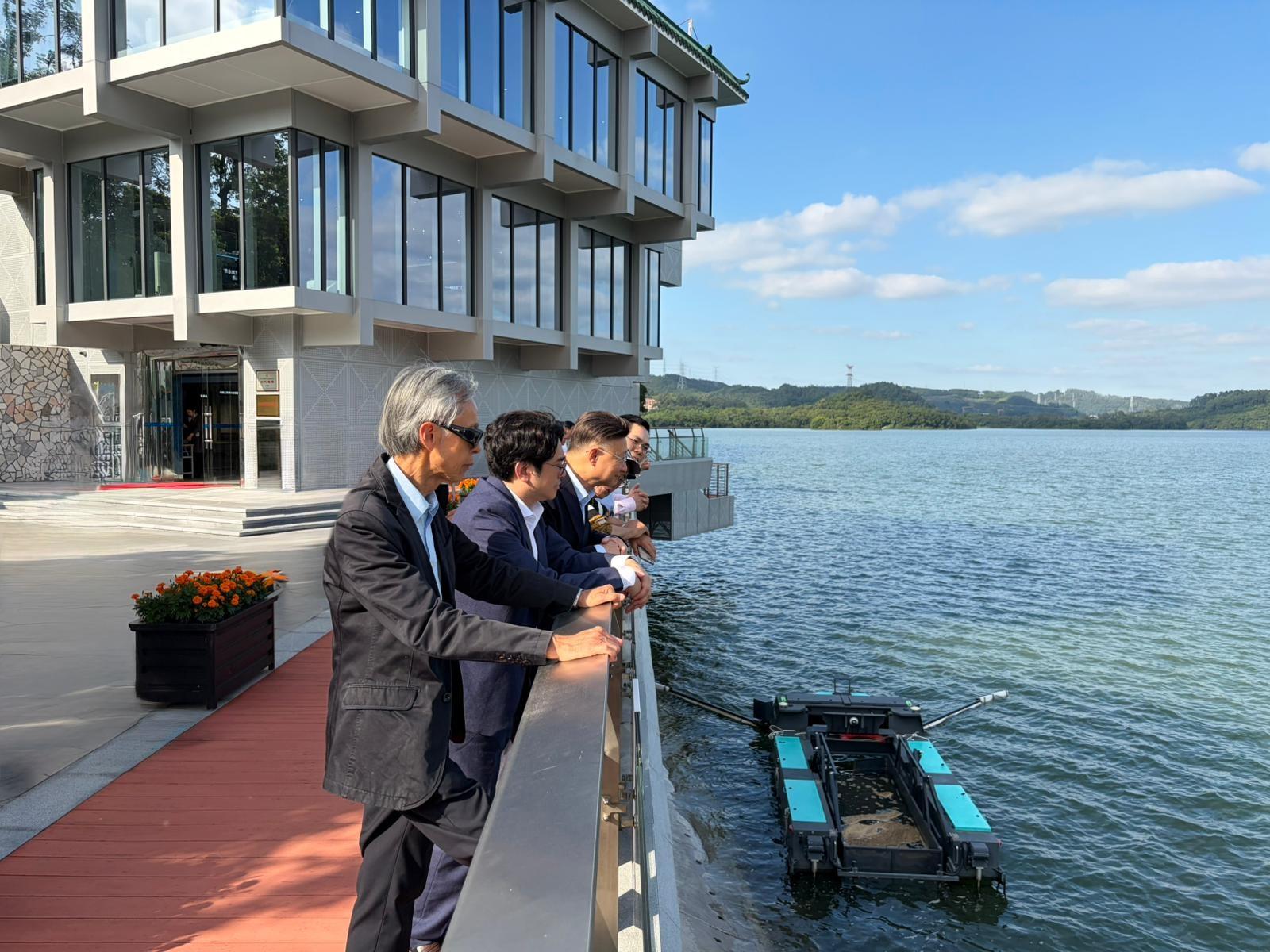 水務諮詢委員會(水諮會)考察團昨日(十一月四日)前赴廣東省考察東江水供水系統,今日(十一月五日)下午返港,食水安全諮詢委員會今年亦隨團考察。圖示水諮會主席關繼祖教授(左三)、食水安全諮詢委員會主席陳漢輝博士(左一)、水務署署長黃恩諾(左二)和委員今日下午在深圳水庫視察無人船運作。