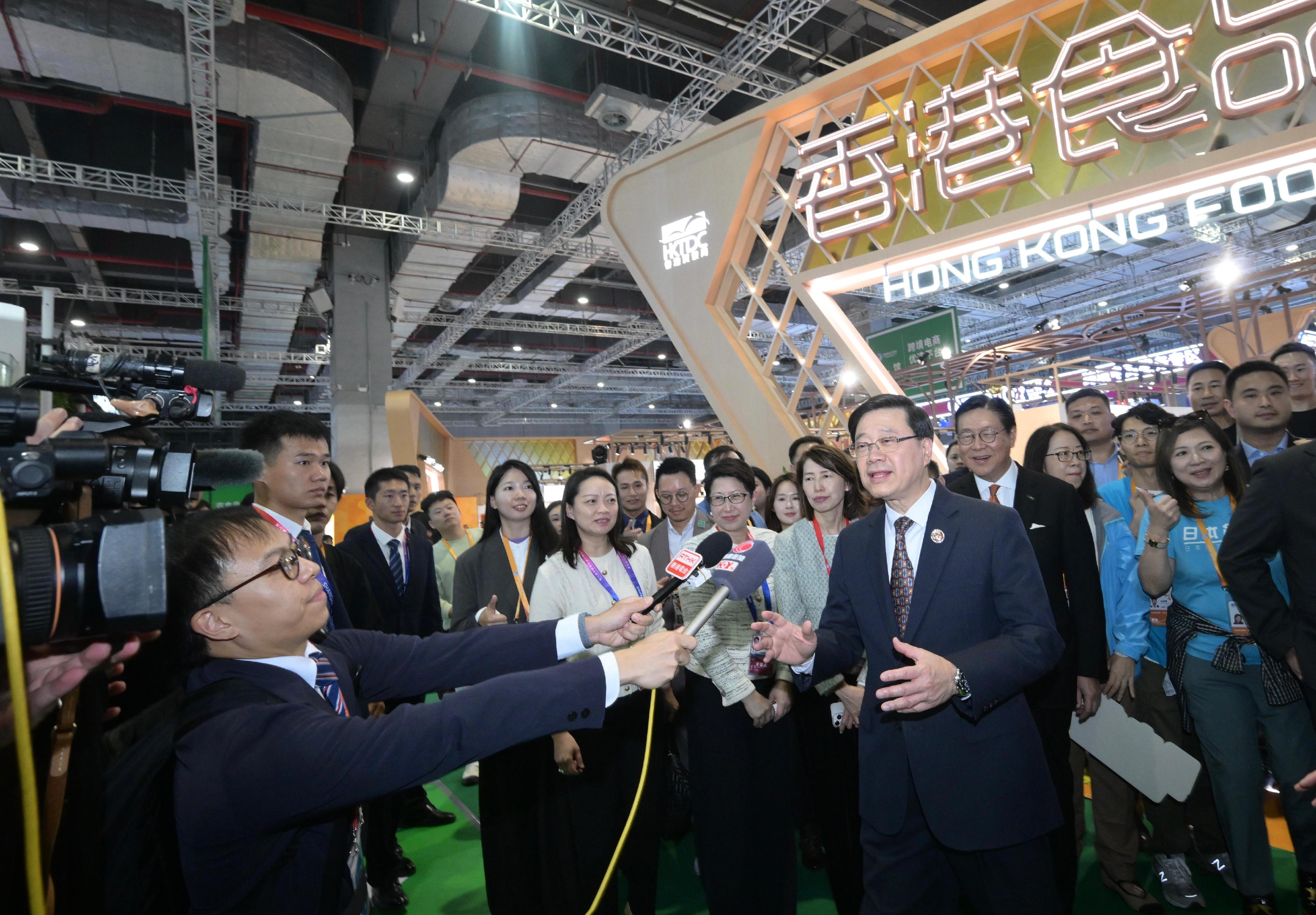 行政長官李家超今日(十一月五日)在上海參觀第八屆中國國際進口博覽會。圖示李家超參觀香港食品館和香港服務業展館後會見傳媒。