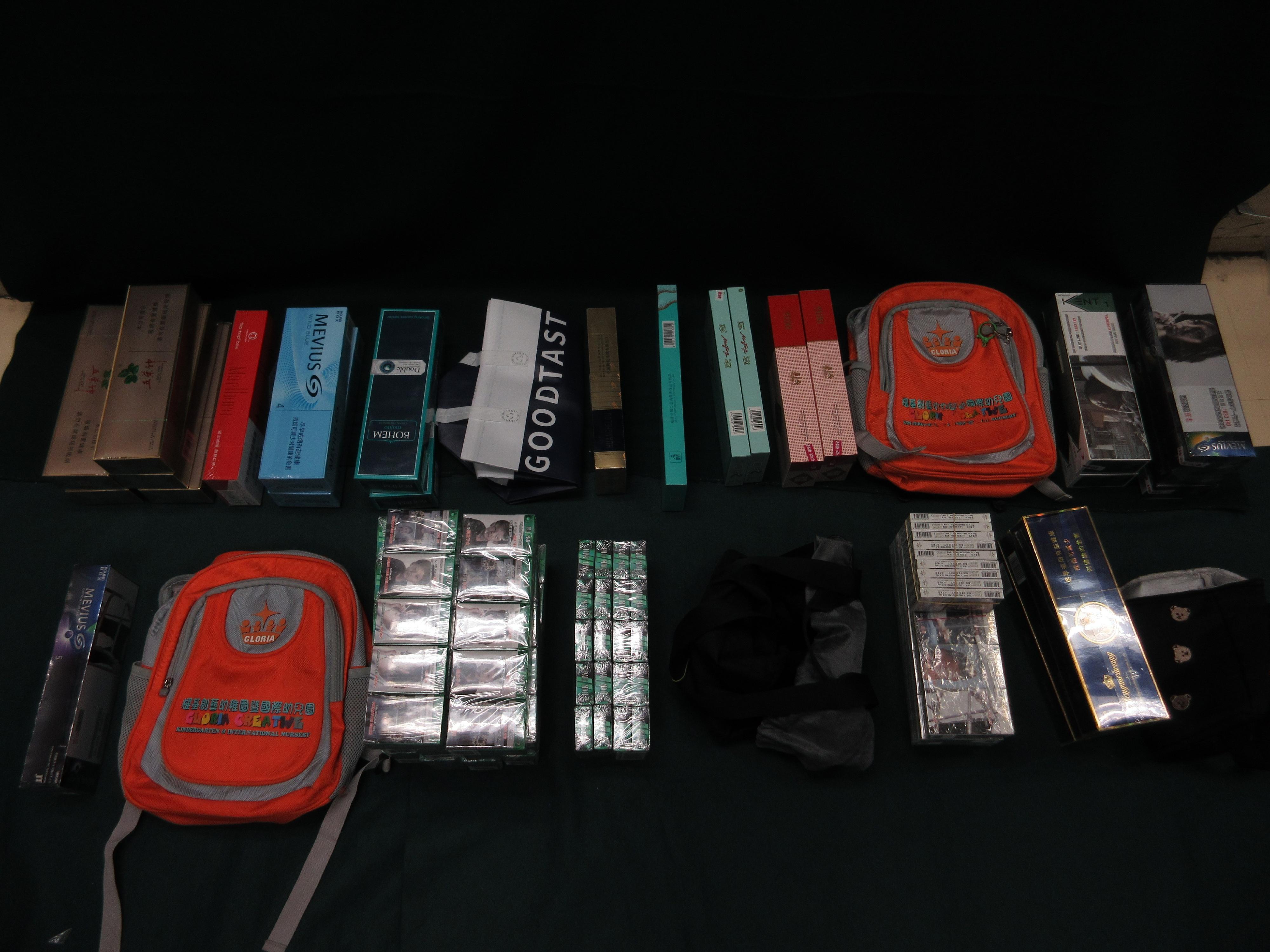 一名三十歲入境女旅客因管有未完稅香煙及未有向海關人員作出申報,違反《應課稅品條例》,今日(十一月五日)在粉嶺裁判法院被判處監禁兩個月及罰款五千元。圖示檢獲的未完稅香煙。