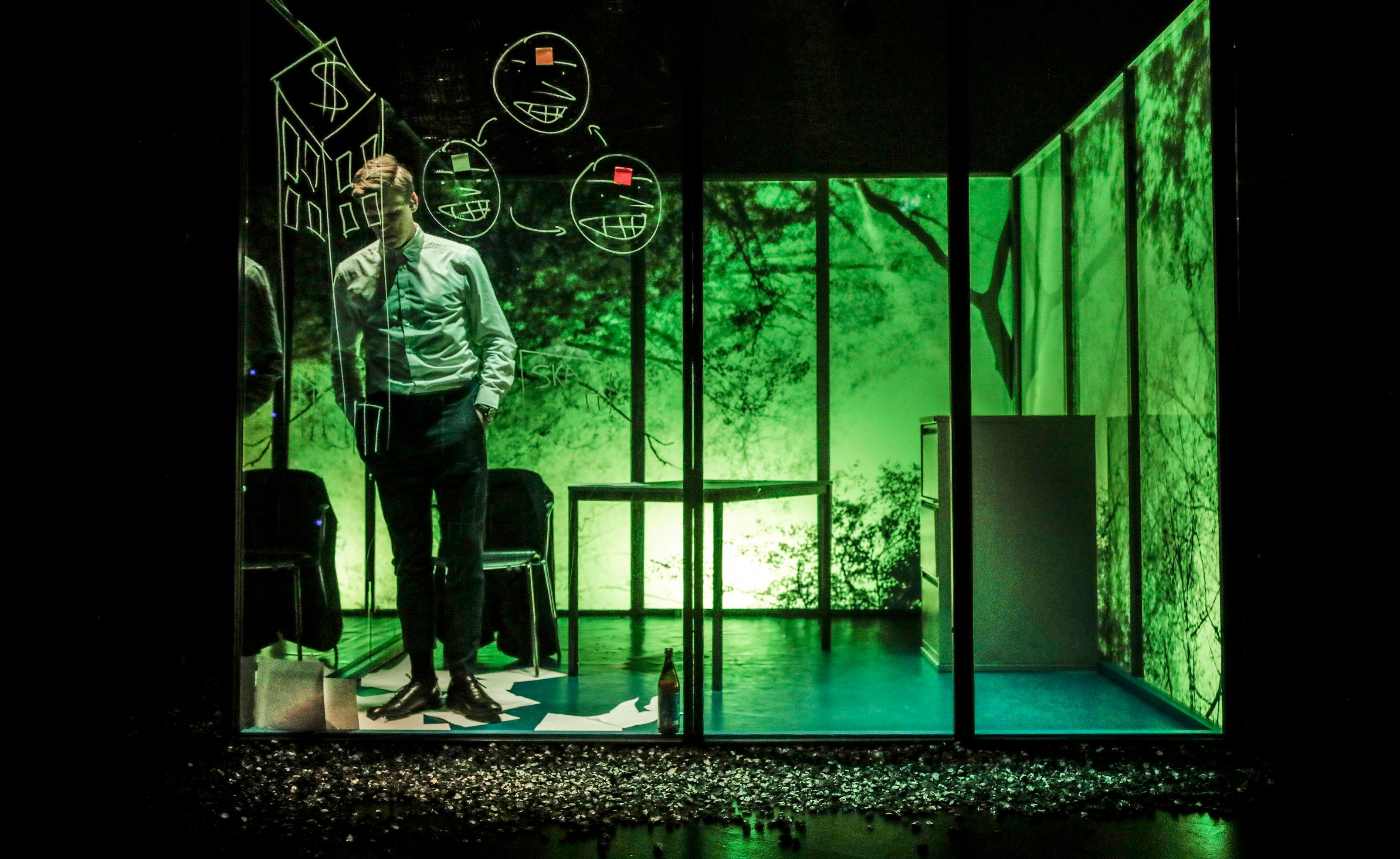Two award-winning Edinburgh Festival Fringe plays will be featured at the Leisure and Cultural Services Department's "European Theatres in Resonance" this December and in February next year. Photo shows a scene from "The Insider" by Teater Katapult. (Source of photo: Jens Peter Engedal)