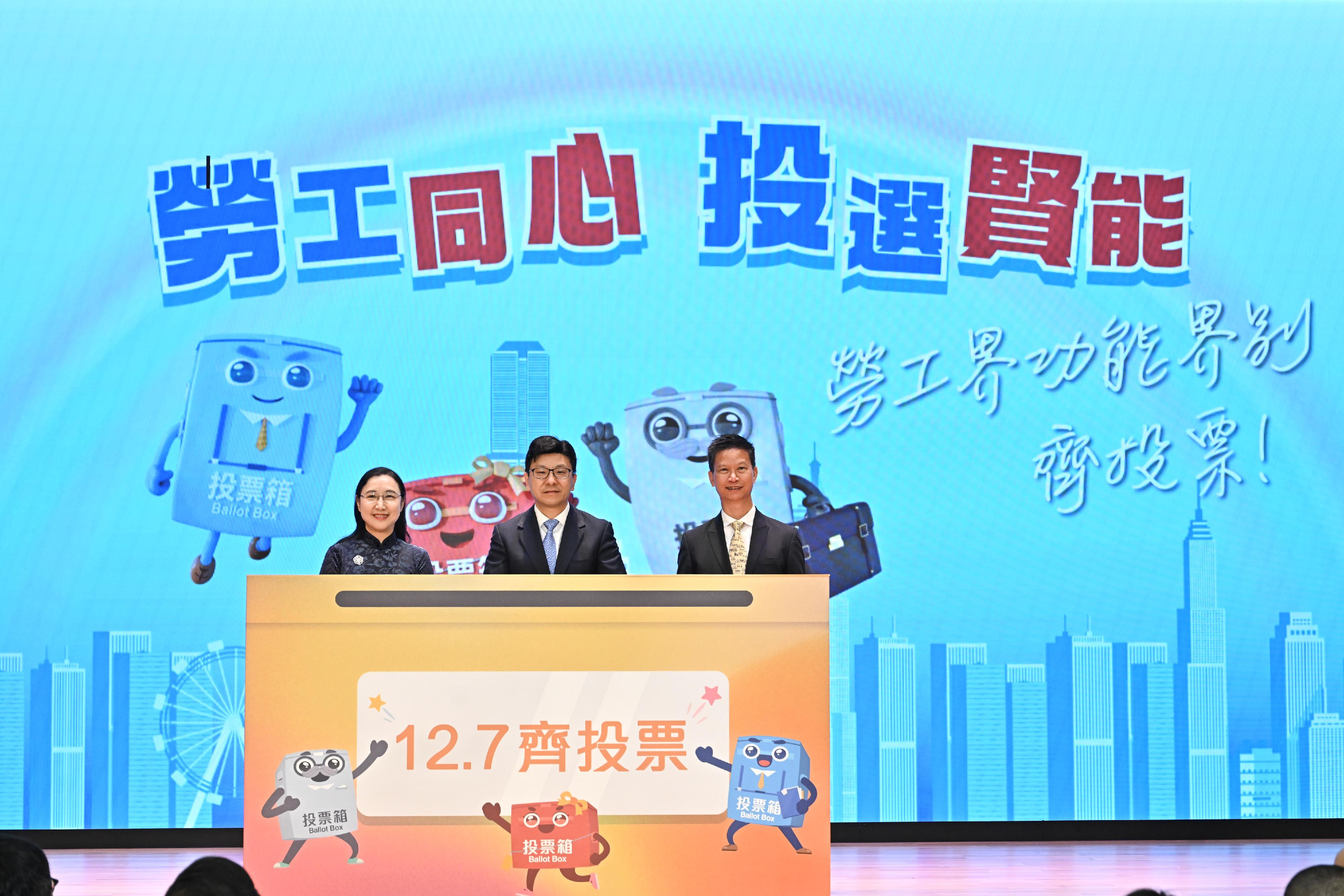 The Labour and Welfare Bureau and the Labour Department organised an event titled "Full Support of Labour Sector for 2025 Legislative Council (LegCo) General Election" today (November 6) to call on the labour sector to support the 2025 LegCo General Election. Photo shows the Secretary for Labour and Welfare, Mr Chris Sun (centre); the Permanent Secretary for Labour and Welfare, Ms Alice Lau (left); and the Commissioner for Labour, Mr Sam Hui (right), officiating at the kick-off ceremony.