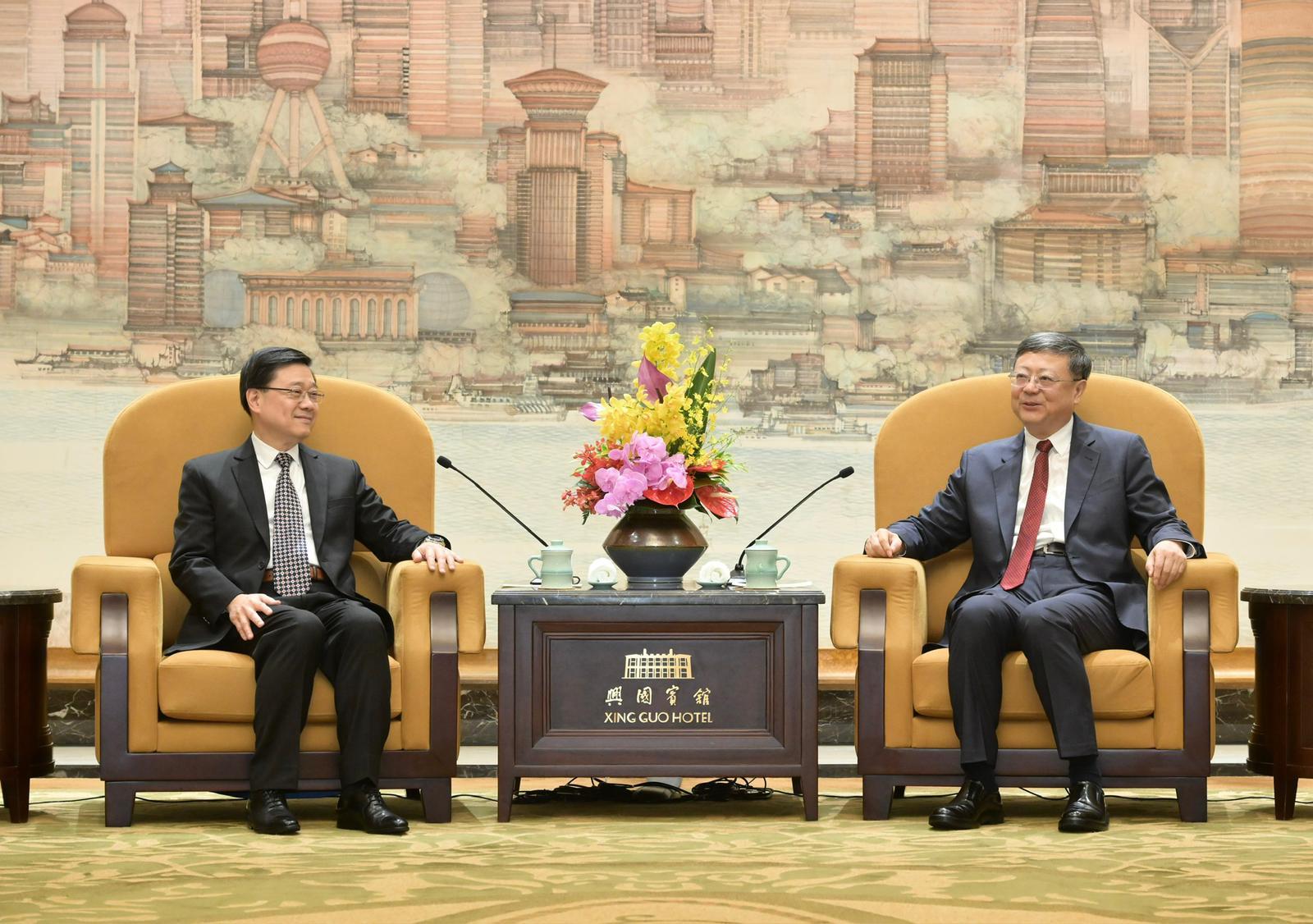 行政長官李家超(左)今日(十一月六日)在上海與上海市委書記陳吉寧(右)會面。