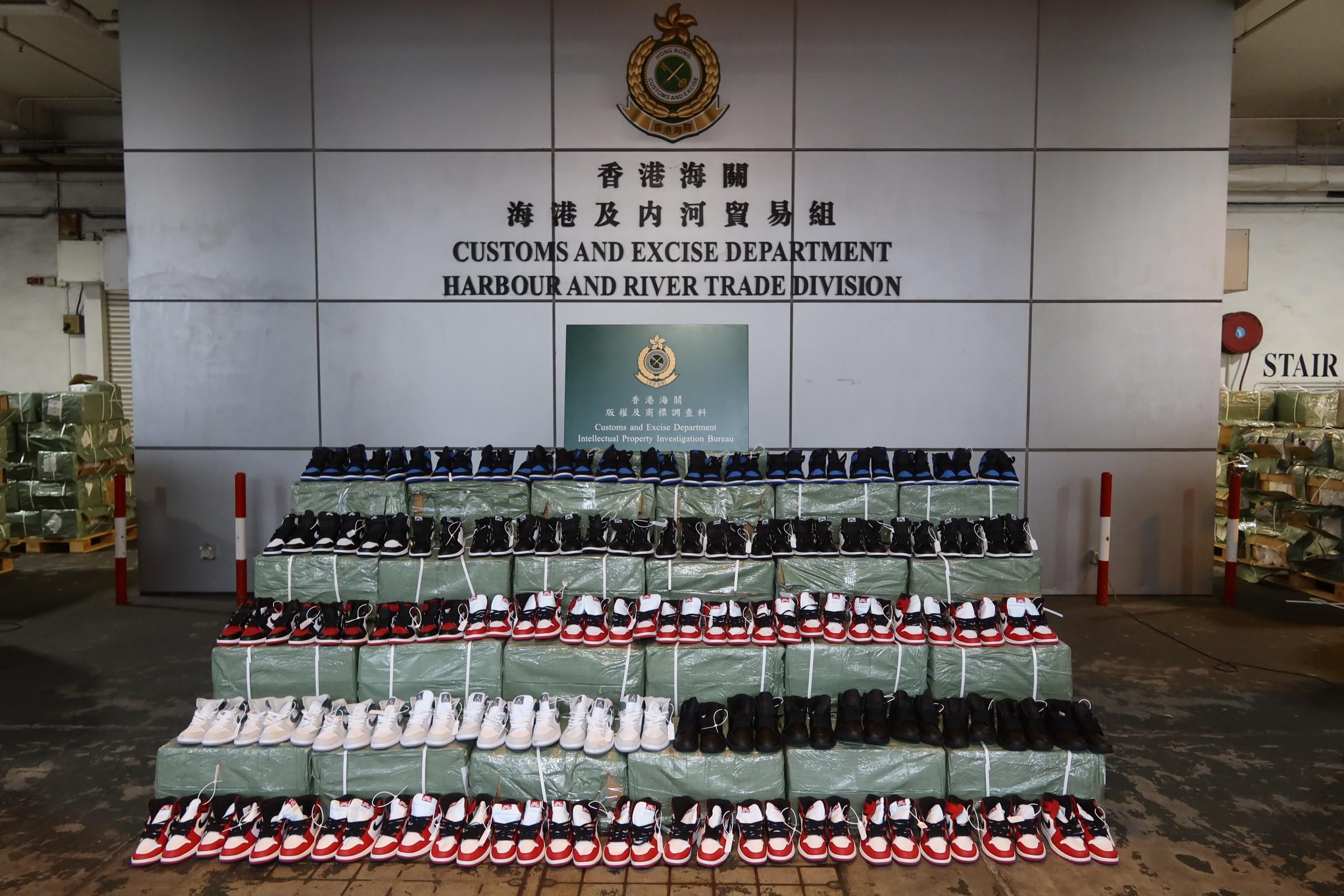 香港海關於十月二十日及二十四日在屯門內河船碼頭海關驗貨場檢獲約四萬四千對懷疑冒牌波鞋,估計市值約八百八十萬元。圖示檢獲的懷疑冒牌波鞋。
