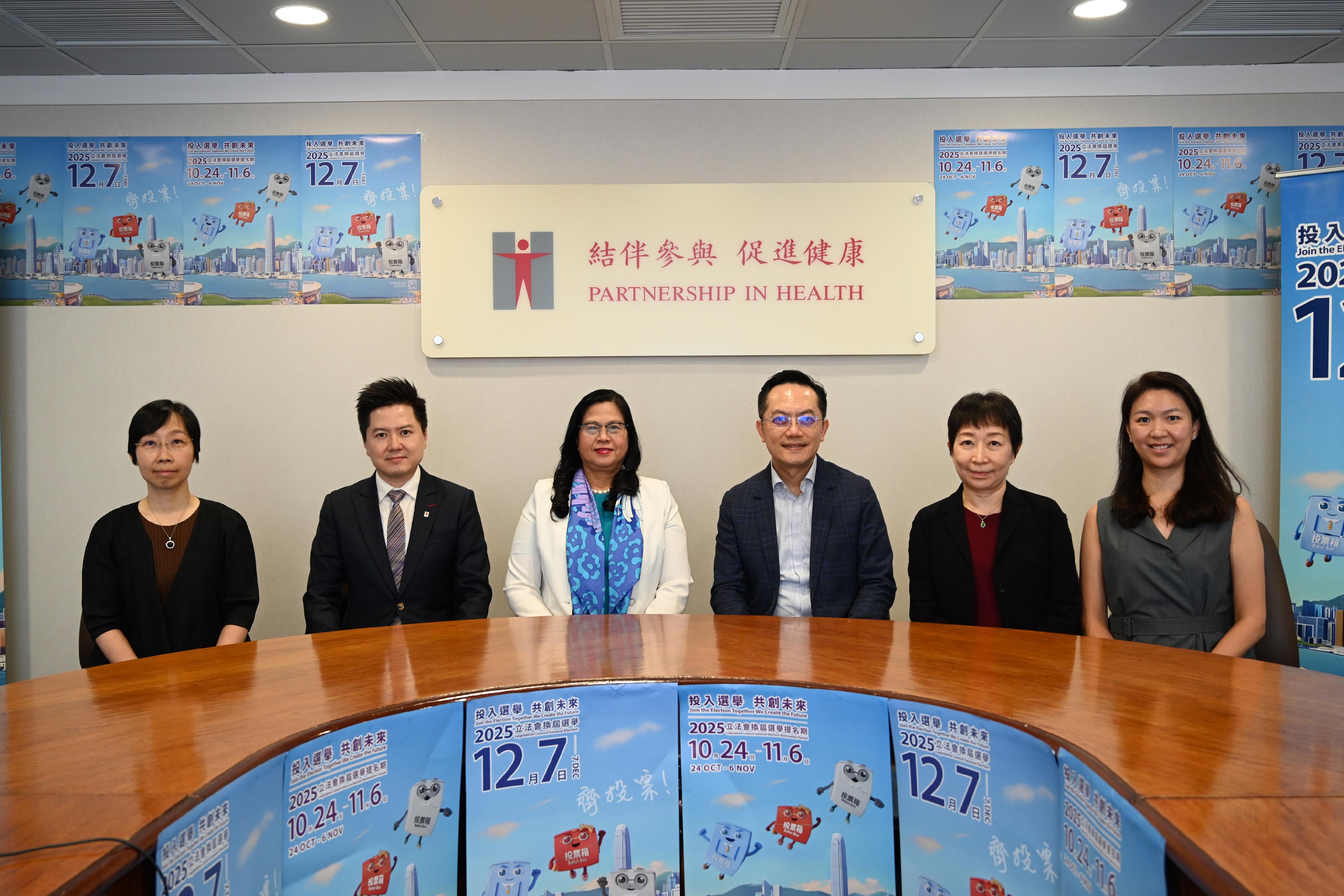 衞生署署長林文健醫生今日(十一月六日)與訪港的世界衞生組織西太平洋區域辦事處疾病控制規劃司司長Huong Thi Giang Tran博士在衞生署總部會面。圖示林文健醫生(右三)、Huong Tran博士(左三)、衞生署衞生防護中心總監徐樂堅(左二)和其他出席會議的署方人員。