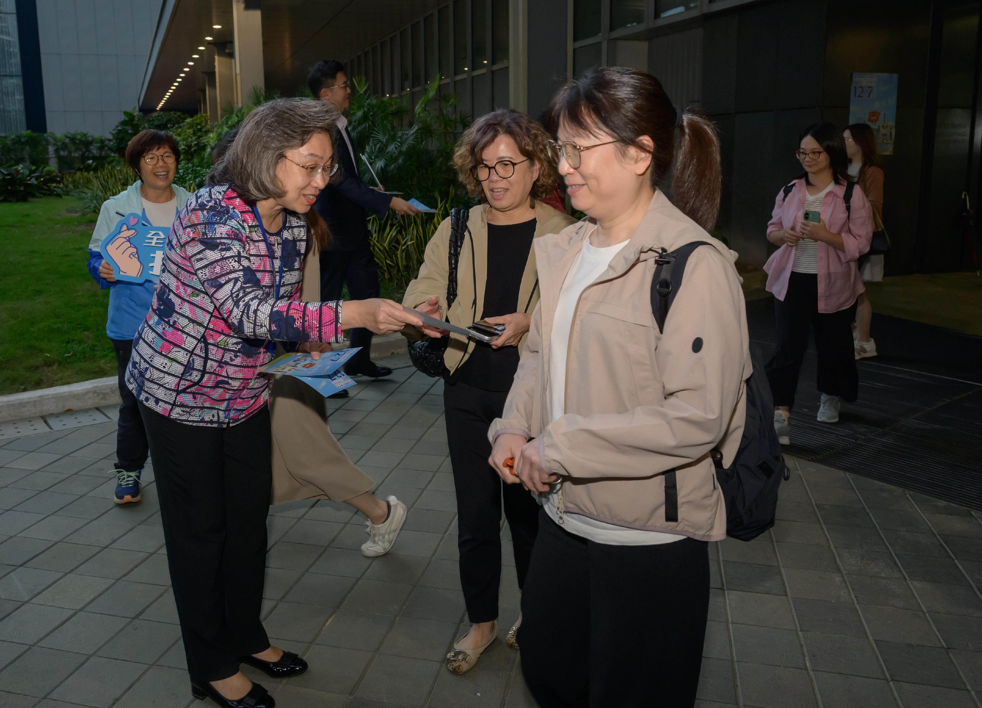 二○二五年立法會換屆選舉提名期今日(十一月六日)剛剛結束,公務員事務局局長楊何蓓茵立即帶領局內同事和多名公務員工會職方代表在添馬政府總部派發宣傳單張,呼籲公務員十二月七日全家總動員一齊去投票。圖示楊何蓓茵(左二)向公務員派發宣傳單張,提醒同事和家人在十二月七日立法會選舉中投票。