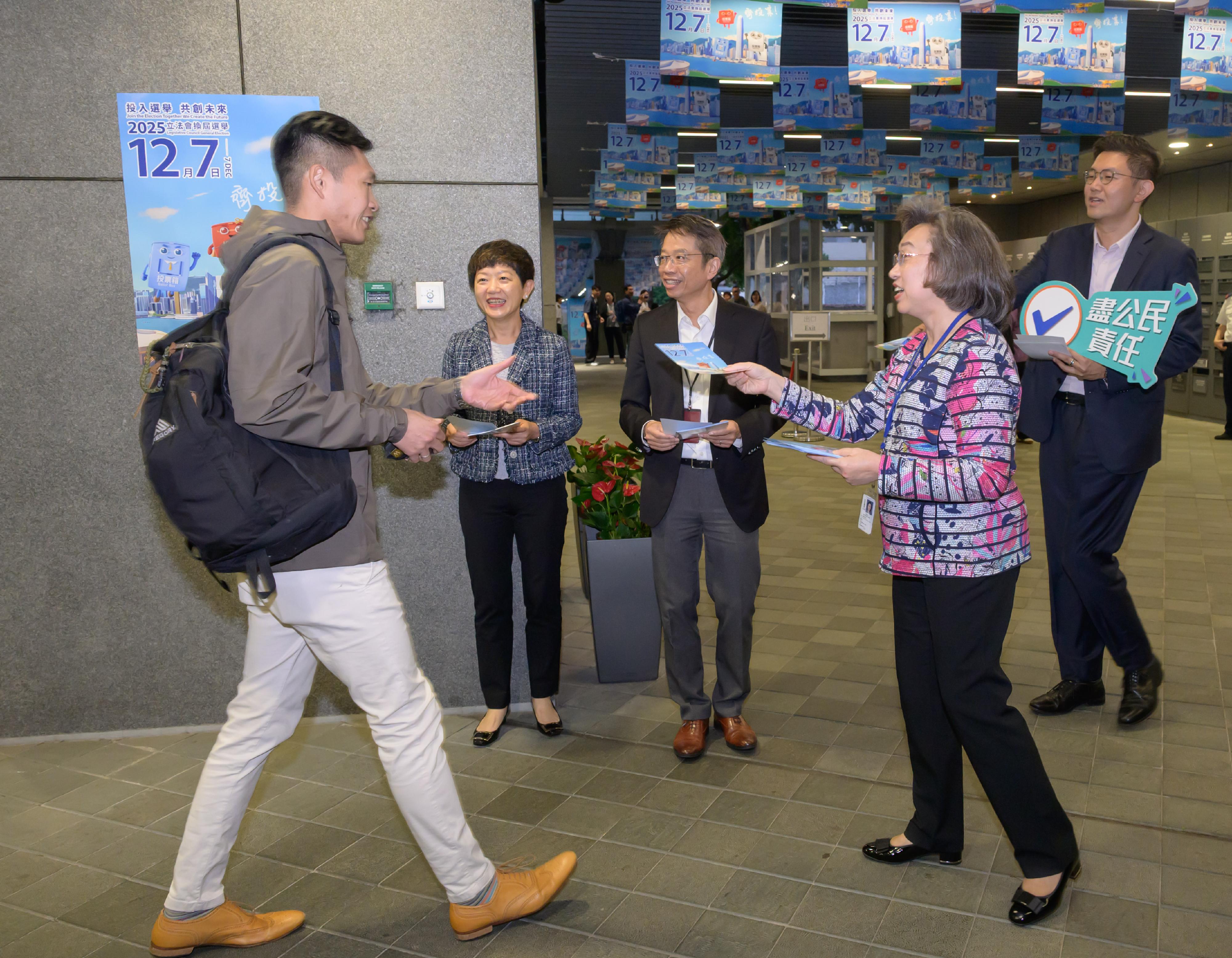 The nomination period for the 2025 Legislative Council General Election has ended today (November 6). The Secretary for the Civil Service, Mrs Ingrid Yeung, immediately led colleagues from the Civil Service Bureau and staff-side representatives from various civil service staff unions to distribute leaflets at the Central Government Offices in Tamar, calling on civil servants to mobilise their families to vote together on December 7. Photo shows Mrs Yeung (second right) distributing leaflets to a civil servant and reminding him to vote with his family in the LegCo General Election on December 7. Also pictured are the Permanent Secretary for the Civil Service, Mr Clement Leung (centre); Deputy Secretary for the Civil Service Ms Eureka Cheung (second left), and Deputy Secretary for the Civil Service Mr Alex Chan (first right).
