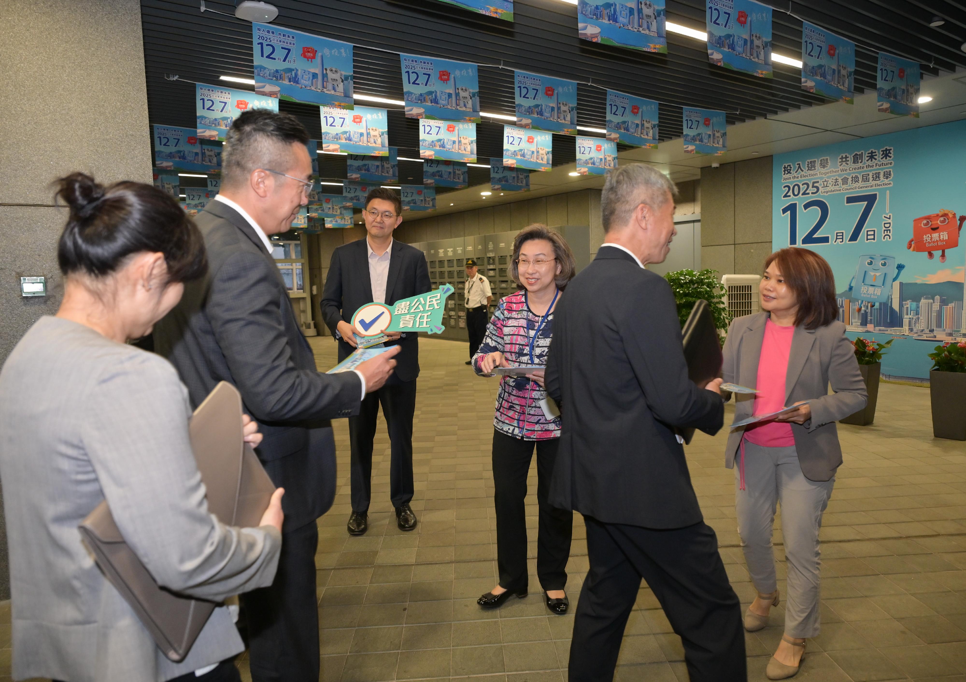 The nomination period for the 2025 Legislative Council General Election has ended today (November 6). The Secretary for the Civil Service, Mrs Ingrid Yeung, immediately led colleagues from the Civil Service Bureau and staff-side representatives from various civil service staff unions to distribute leaflets at the Central Government Offices in Tamar, calling on civil servants to mobilise their families to vote together on December 7. Photo shows Mrs Yeung (third right) and a civil service staff union staff-side representative distributing leaflets to civil servants and reminding them to vote with their families in the LegCo General Election on December 7.