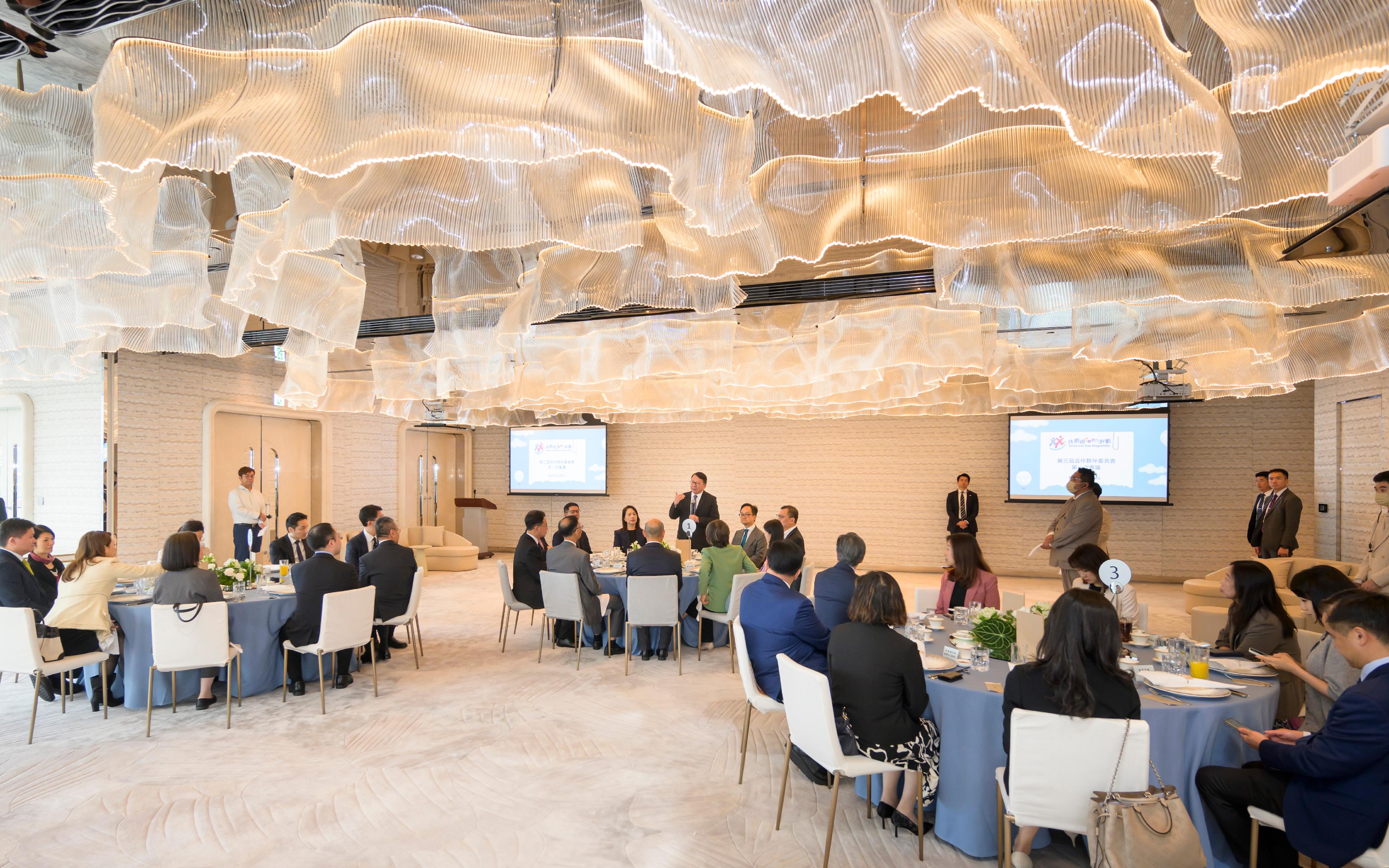 由政務司司長陳國基擔任主席的「共創明『Teen』計劃」第三屆合作夥伴委員會今日(十一月六日)舉行會議。