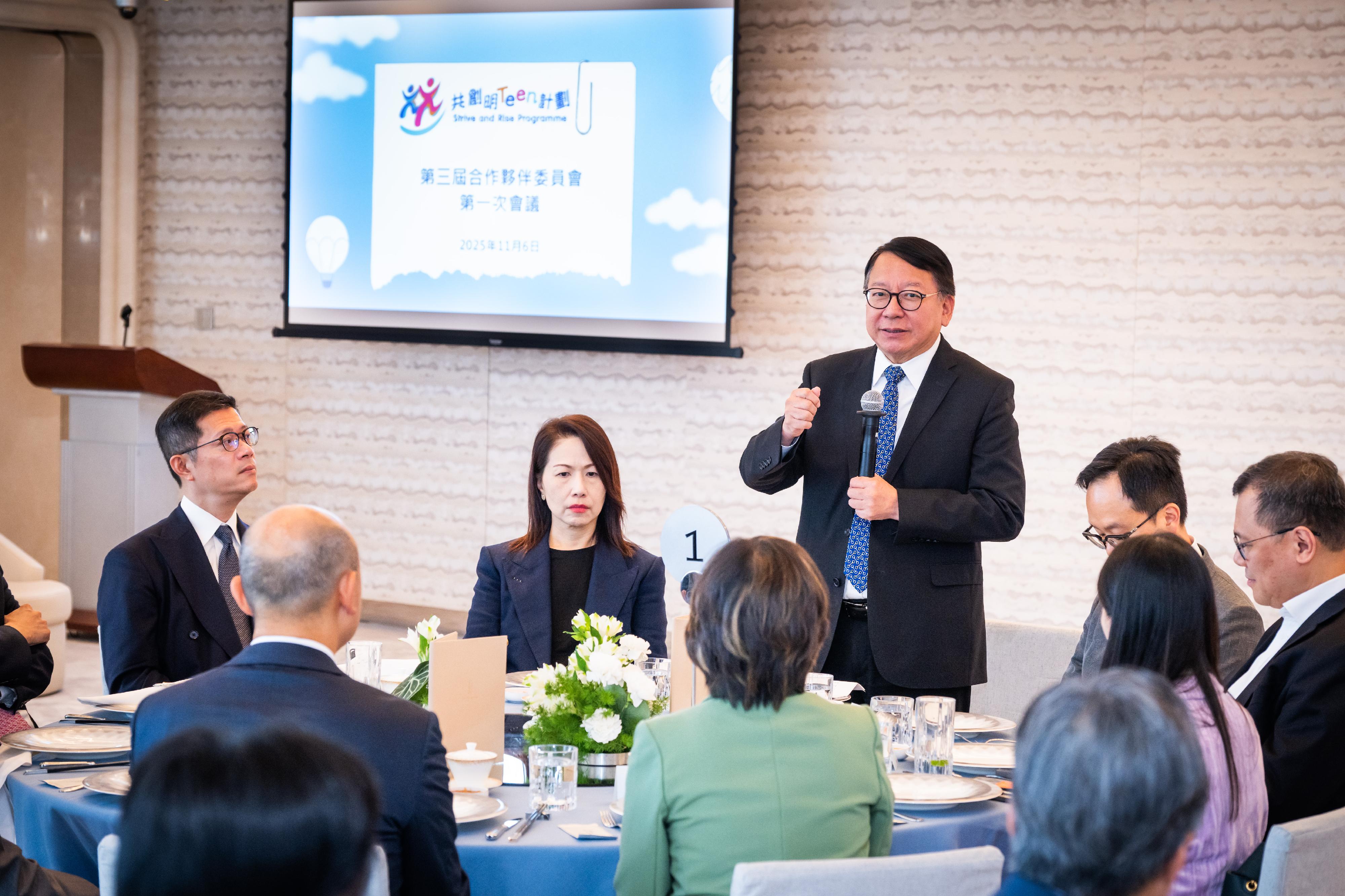 The third-term Partners' Board under the Strive and Rise Programme chaired by the Chief Secretary for Administration, Mr Chan Kwok-ki, held a meeting today (November 6). Photo shows Mr Chan (third left) exchanging views on the Programme with other members.