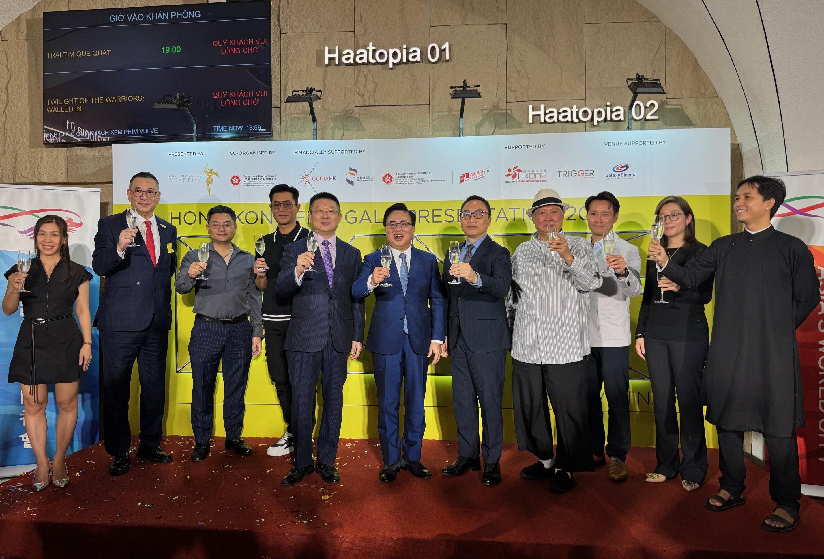 Co-organised by the Hong Kong Economic and Trade Office in Singapore (Singapore ETO) and the Asian Film Awards Academy (AFAA), the Hong Kong Film Gala Presentation - Vietnam (the Gala Presentation) opened today (November 6) in Ho Chi Minh City (HCMC), marking its first edition in Vietnam. The Gala Presentation showcases a curated selection of four recent and acclaimed Hong Kong productions across diverse genres - action, drama and documentary - namely "Twilight of the Warriors: Walled In", "Stuntman", "Four Trails", and "Last Song for You", aiming to promote the vibrancy and creativity of Hong Kong cinema to Vietnamese audiences. Photo shows the Director of the Singapore ETO, Mr Owin Fung (fifth right); the Consul-General of the People's Republic of China in HCMC, Mr Tang Li (fifth left); the Deputy Director-General of the Department of Foreign Affairs in HCMC, Mr Tran Xuan Thuy (third left); the Chairman of the AFAA and the Hong Kong Film Development Council, Dr Wilfred Wong (centre); the Executive Director of the AFAA, Ms Josie Lin (second right); the Chairman of the HKBAV, Mr Michael Chiu (second left), renowned Hong Kong actors Sammo Hung (fourth right) and Louis Koo (fourth left), Director Herbert Leung (third right) of "Stuntman", and other guests in a group picture.