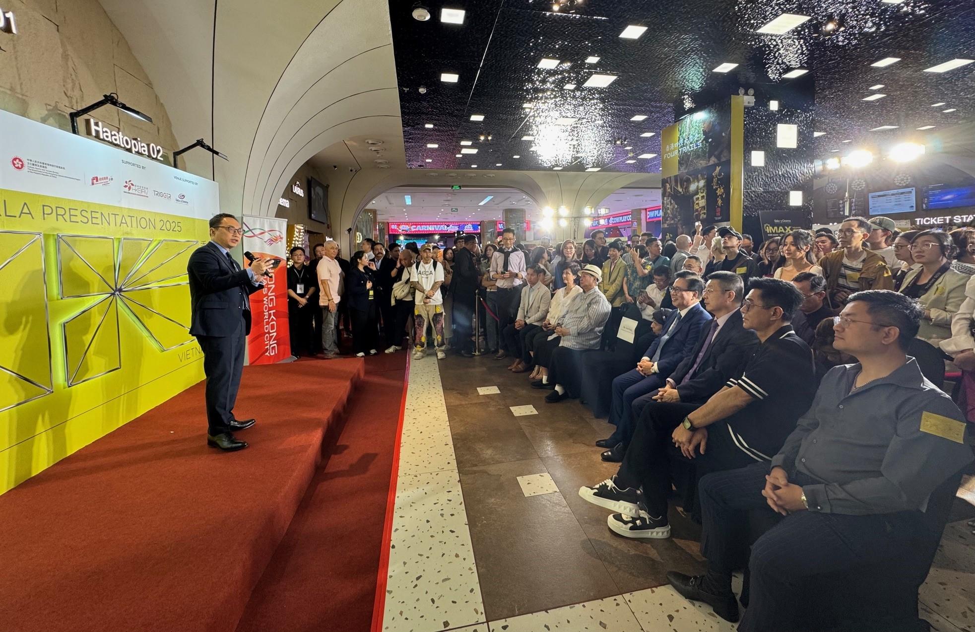 Co-organised by the Hong Kong Economic and Trade Office in Singapore (Singapore ETO) and the Asian Film Awards Academy (AFAA), the Hong Kong Film Gala Presentation - Vietnam (the Gala Presentation) opened today (November 6) in Ho Chi Minh City (HCMC), marking its first edition in Vietnam. The Gala Presentation showcases a curated selection of four recent and acclaimed Hong Kong productions across diverse genres - action, drama and documentary - namely "Twilight of the Warriors: Walled In", "Stuntman", "Four Trails", and "Last Song for You", aiming to promote the vibrancy and creativity of Hong Kong cinema to Vietnamese audiences. Photo shows the Director of the Singapore ETO, Mr Owin Fung, delivering his opening remarks.