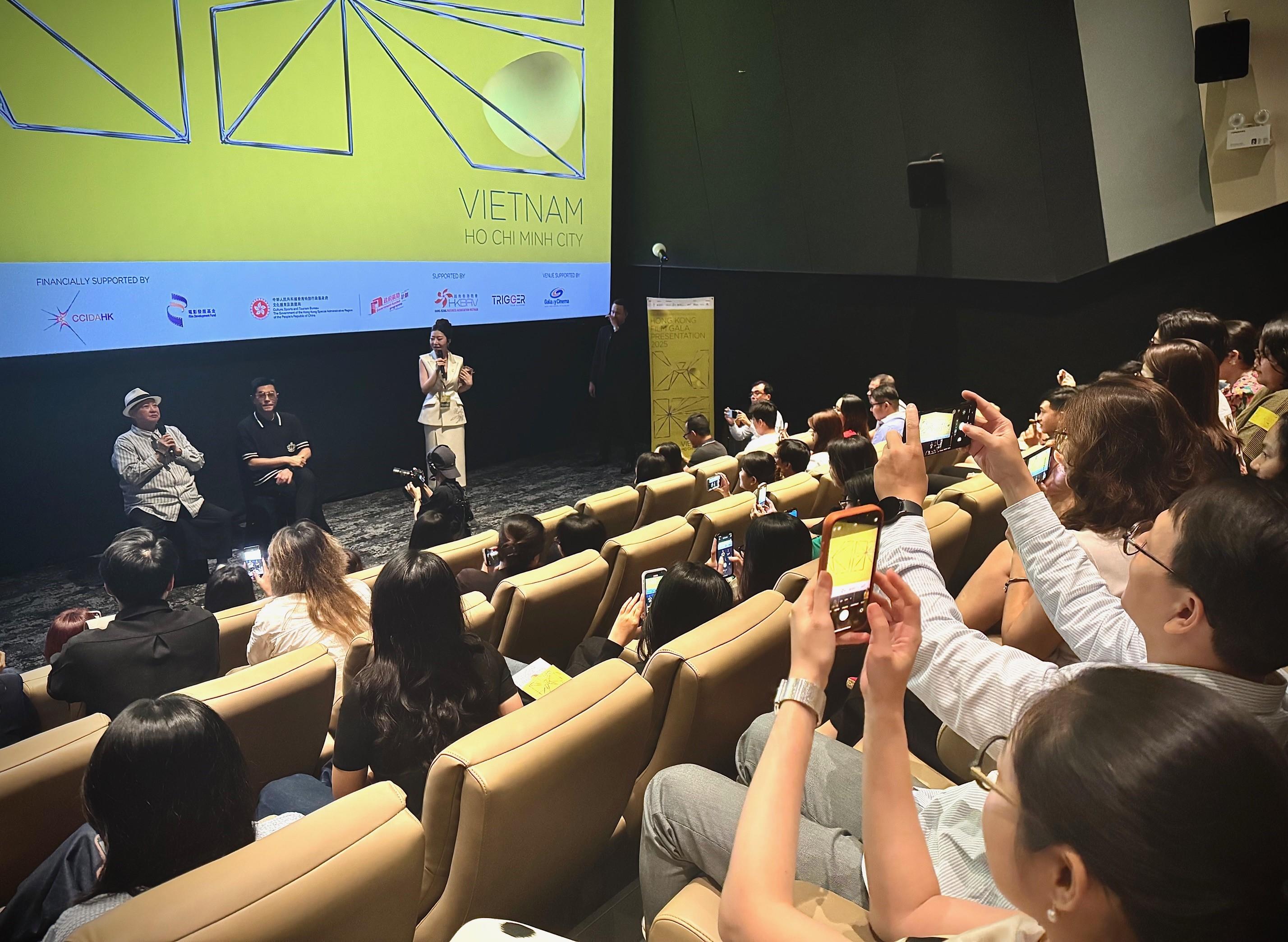 由香港駐新加坡經濟貿易辦事處(駐新加坡經貿辦)與亞洲電影大獎學院首度在越南合辦的「香港電影巡禮——越南站」(電影巡禮)今日(十一月六日)於胡志明市揭幕。電影巡禮精選四部近期廣受好評的香港電影,涵蓋動作、劇情及紀錄片等多元題材,包括《九龍城寨之圍城》、《武替道》、《香港四徑大步走》及《久別重逢》,向越南觀眾推廣香港電影,展現香港電影的創意與活力。圖示在開幕電影《九龍城寨之圍城》放映前,主演洪金寶(左一)及古天樂(左二)於戲院內與越南觀眾進行交流,分享拍攝經驗及對今次訪越與當地影迷互動的感受。