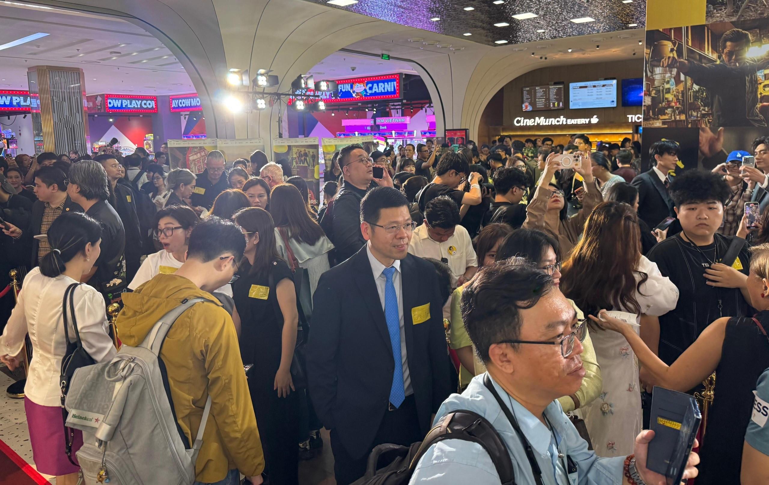 由香港駐新加坡經濟貿易辦事處(駐新加坡經貿辦)與亞洲電影大獎學院首度在越南合辦的「香港電影巡禮——越南站」(電影巡禮)今日(十一月六日)於胡志明市揭幕。電影巡禮精選四部近期廣受好評的香港電影,涵蓋動作、劇情及紀錄片等多元題材,包括《九龍城寨之圍城》、《武替道》、《香港四徑大步走》及《久別重逢》,向越南觀眾推廣香港電影,展現香港電影的創意與活力。圖示嘉賓出席開幕電影放映前的酒會。