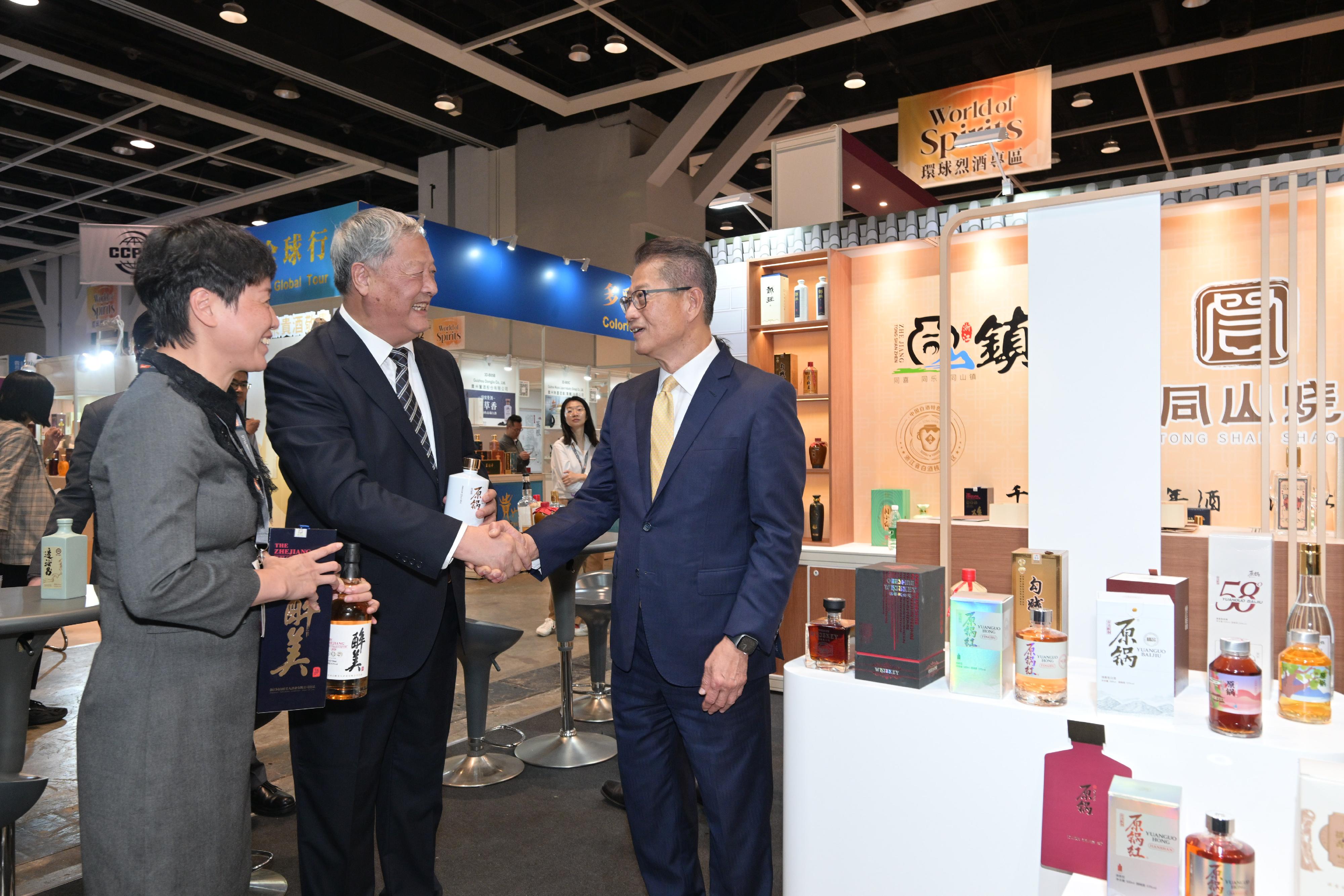 The Financial Secretary, Mr Paul Chan, attended the Hong Kong International Wine and Spirits Fair 2025 today (November 6). Photo shows Mr Chan (first right) visiting an exhibition booth.