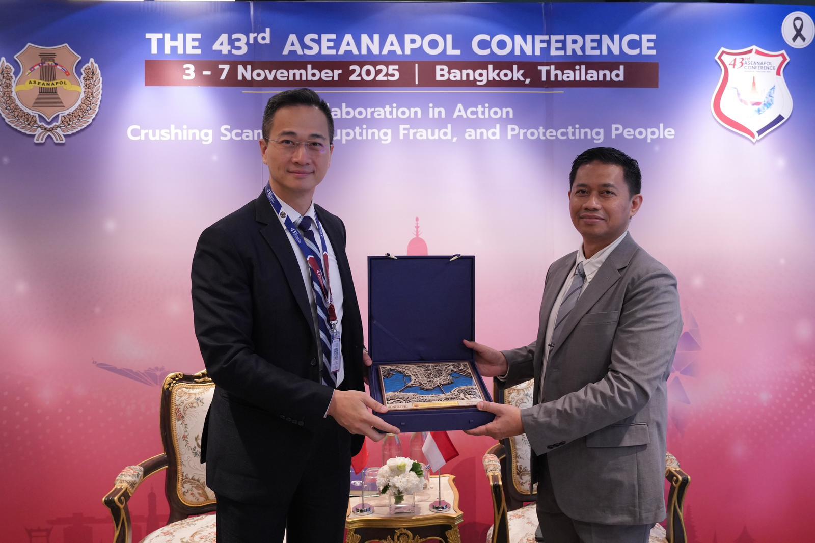 The Hong Kong Police Force (HKPF) attended the 43rd ASEAN Chiefs of Police Conference for the first time in Bangkok, Thailand, from November 3 to 6, as part of the delegation led by the Ministry of Public Security of the People's Republic of China. Photo shows the Director of Crime and Security, Mr Chan Tung (left) presenting souvenirs to the Head of the International Relations Department of the Indonesian National Police, Mr Amur Chandra J. B. (right), after the bilateral meeting.