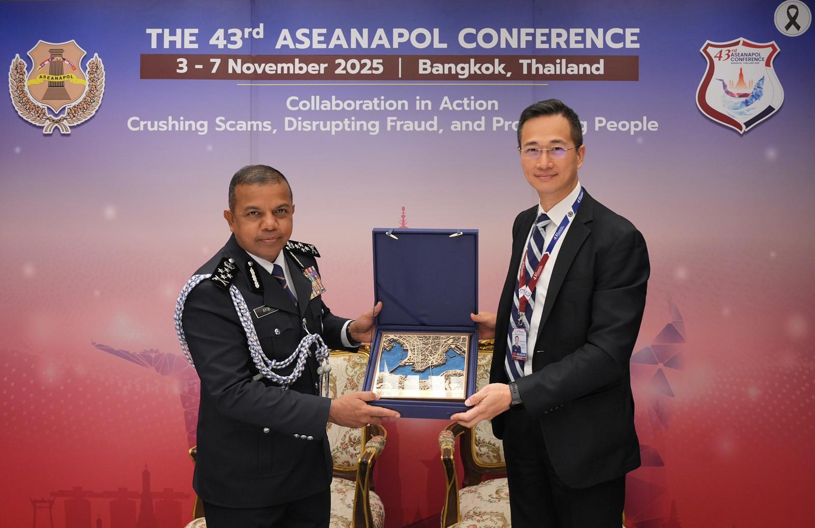 The Hong Kong Police Force (HKPF) attended the 43rd ASEAN Chiefs of Police Conference for the first time in Bangkok, Thailand, from November 3 to 6, as part of the delegation led by the Ministry of Public Security of the People's Republic of China. Photo shows the Director of Crime and Security, Mr Chan Tung (right) presenting souvenirs to the Deputy Inspector-General of the Royal Malaysian Police, Mr Tan Sri Ayob Khan Bin Mydin Pitchay (left), after the bilateral meeting.