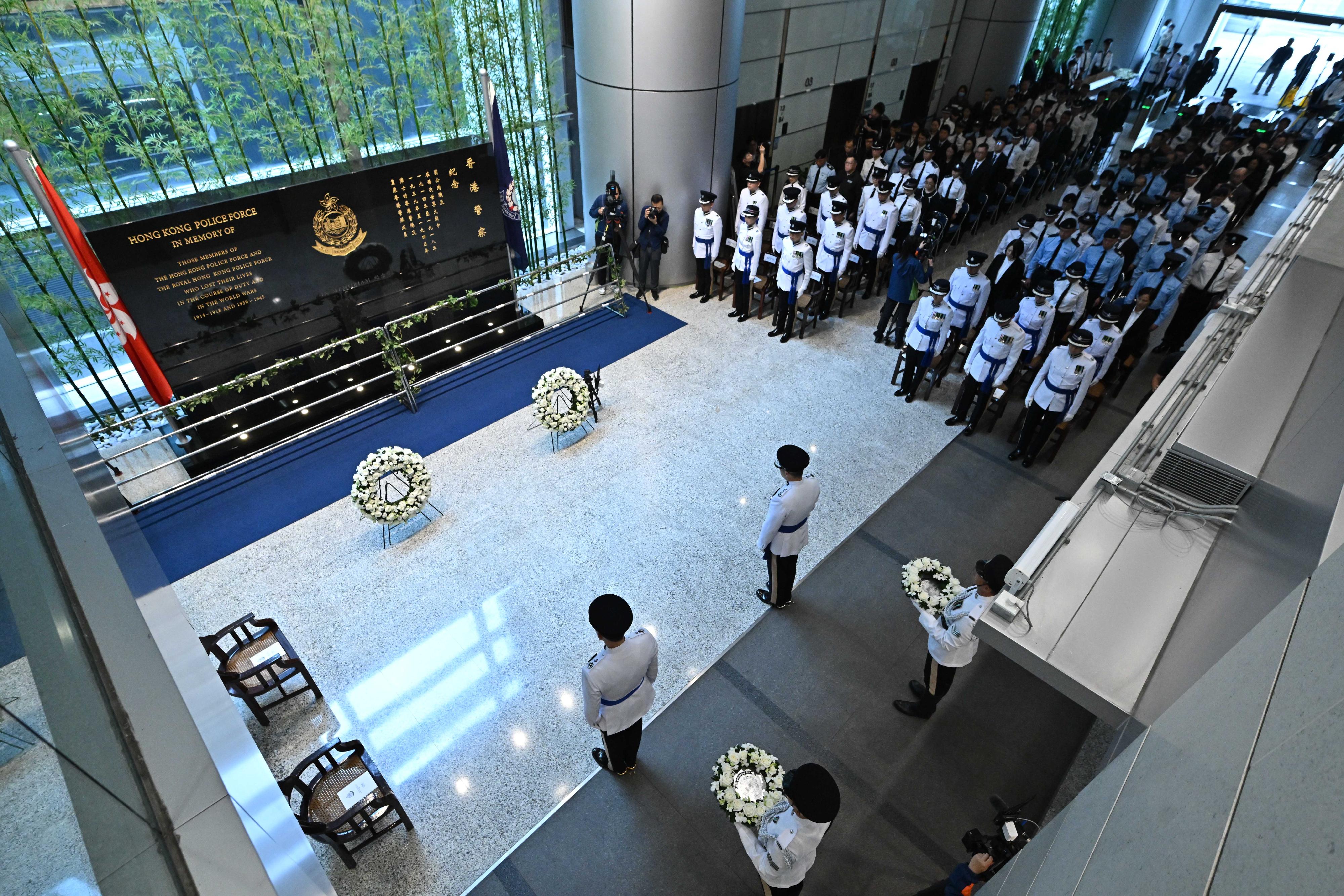 香港警務處今日(十一月七日)早上在警察總部舉行警隊紀念日儀式,悼念因公殉職的警隊及輔助警察隊人員。