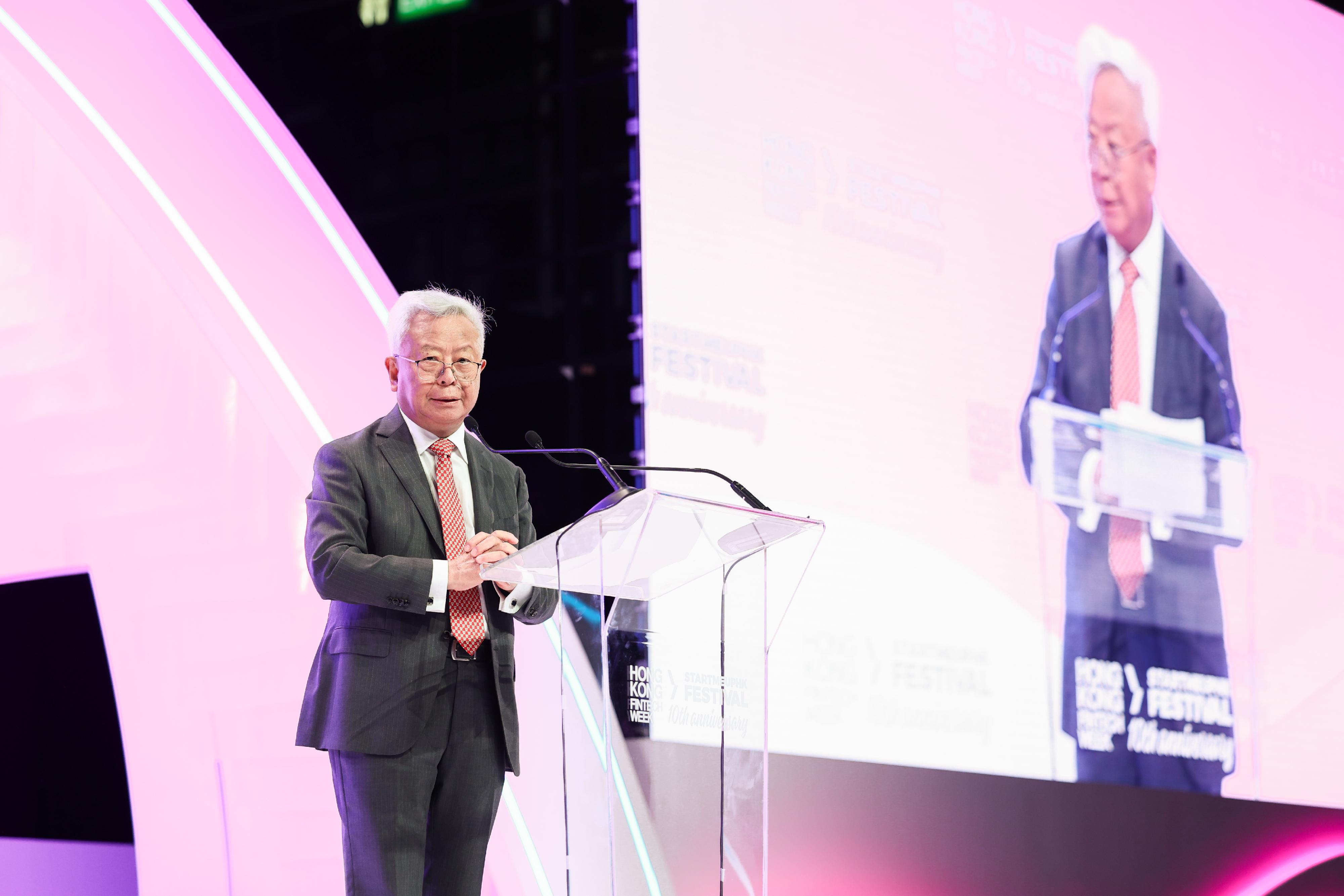 香港金融科技周 x StartmeupHK創業節2025今日(十一月七日)圓滿結束。圖示亞洲基礎設施投資銀行行長兼董事會主席金立群十一月三日在香港金融科技周 x StartmeupHK創業節2025發表主題演講。