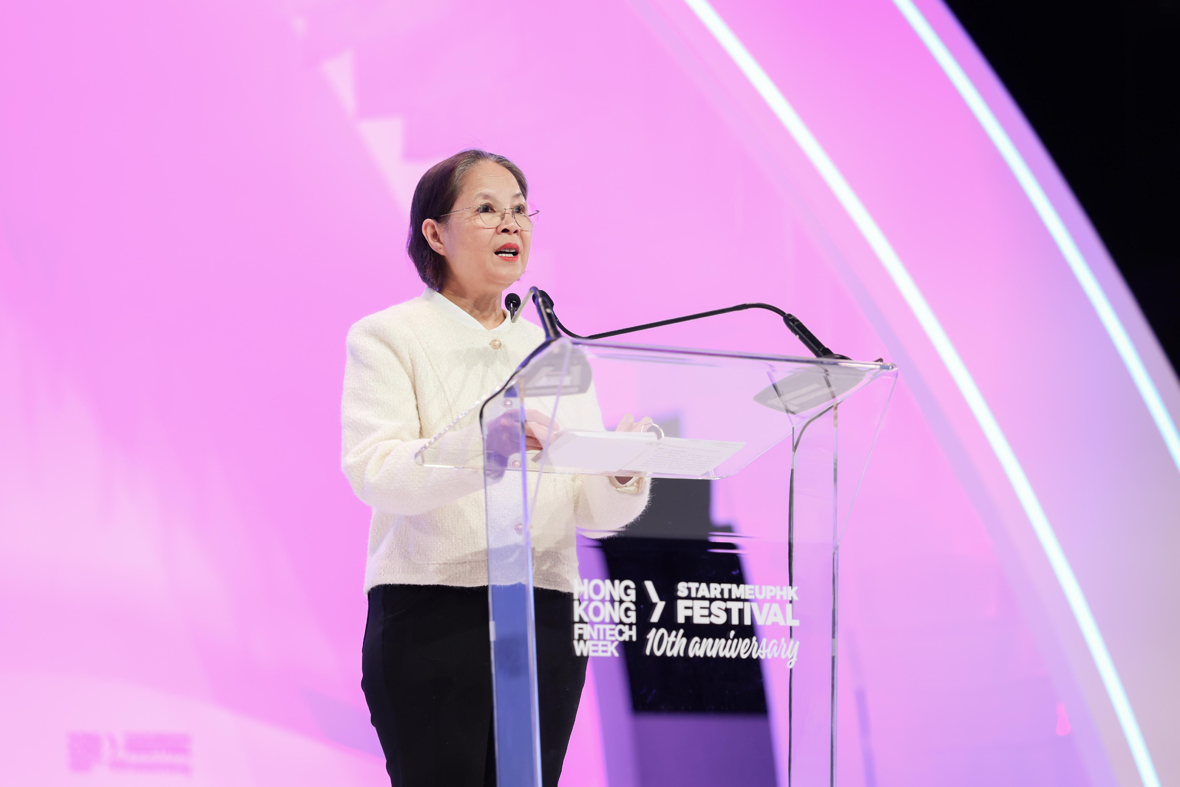 香港金融科技周 x StartmeupHK創業節2025今日(十一月七日)圓滿結束。圖示環境及生態局副局長黃淑嫻十一月四日在香港金融科技周 x StartmeupHK創業節2025上發表主題演講。
