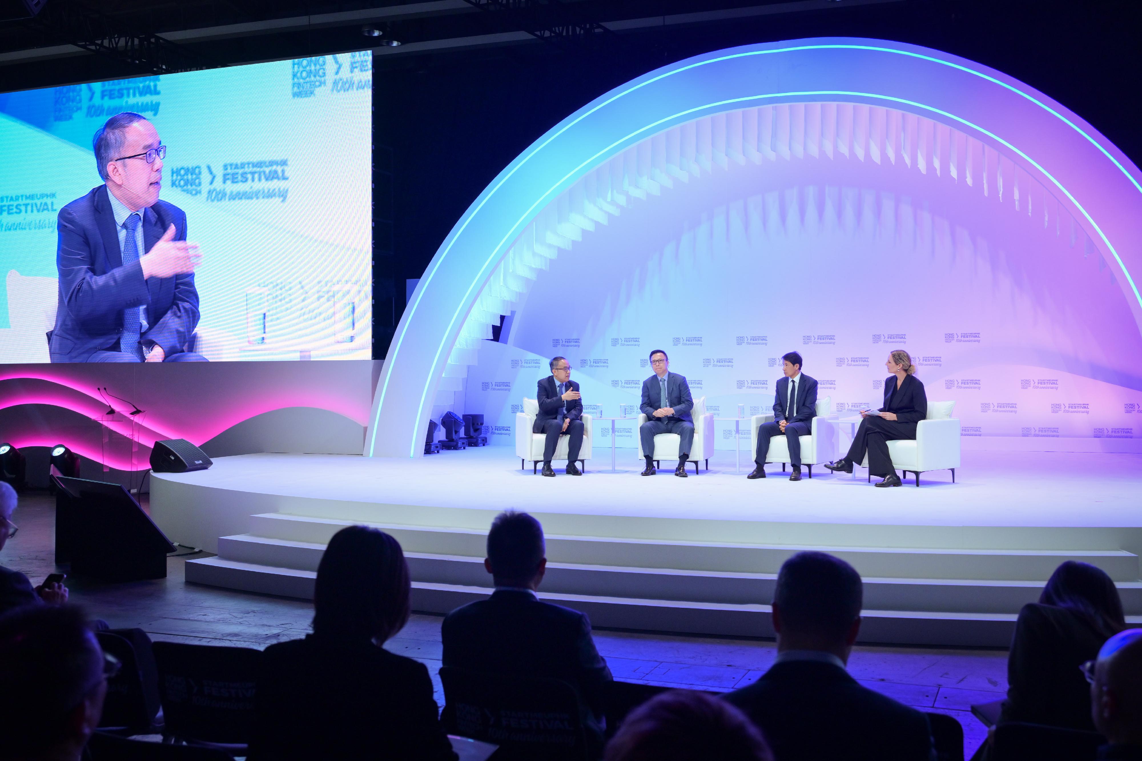 The Hong Kong FinTech Week x StartmeupHK Festival (HKFW x SMUF) 2025 concluded today (November 7). Insights were gathered at panel discussions. Photo shows the Secretary for Financial Services and the Treasury, Mr Christopher Hui (first left), at a panel discussion of the HKFW x SMUF 2025 on November 3, with (from second left) the Chairman of Ant Group, Mr Eric Jing; the Founder, Chairman and Chief Executive Officer of Primavera Capital Group, Mr Fred Hu; and the Head, Technology and Innovation of Financial Services World Economic Forum, Ms Drew Propson.
