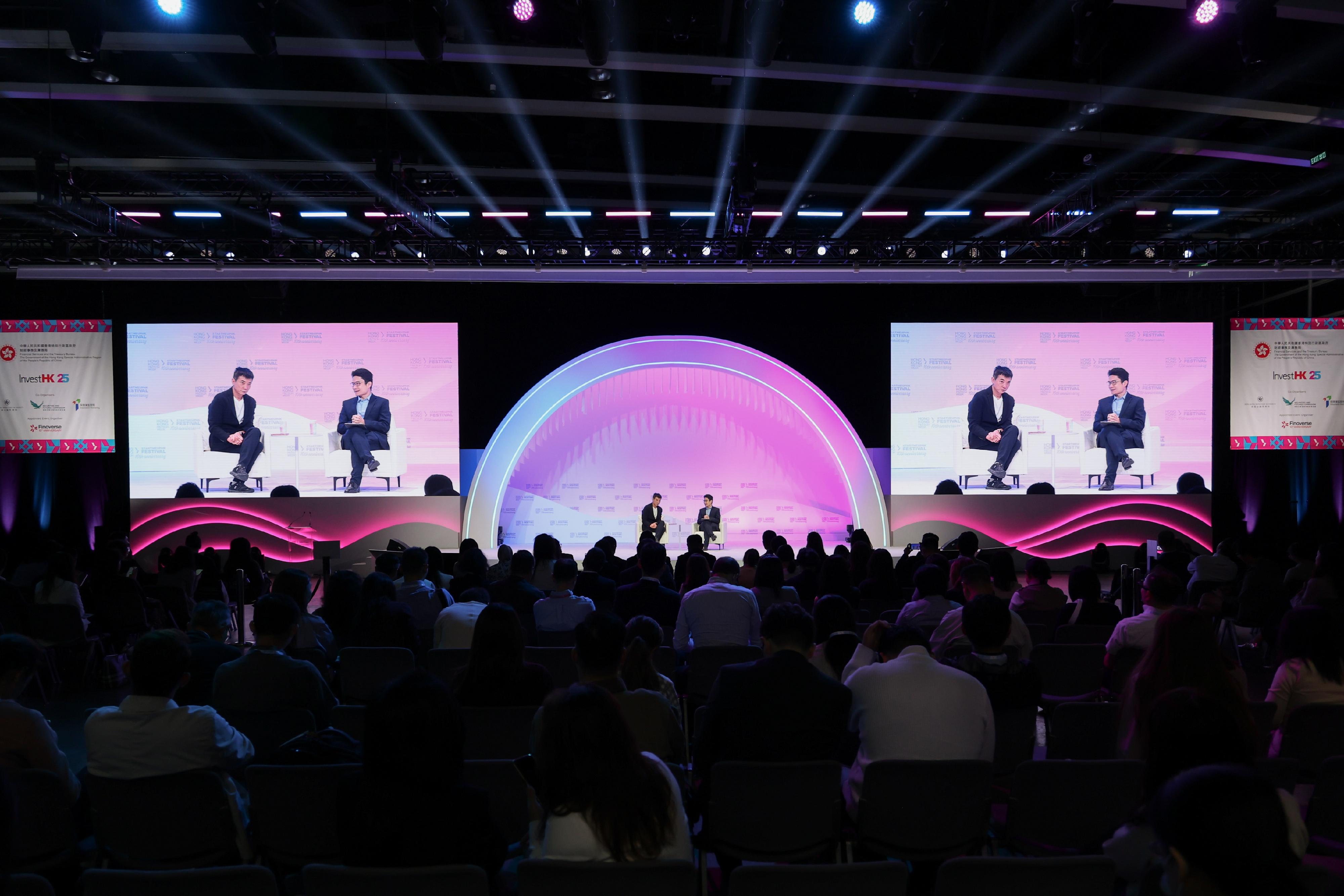 The Hong Kong FinTech Week x StartmeupHK Festival (HKFW x SMUF) 2025 concluded today (November 7). Photo shows the Under Secretary for Financial Services and the Treasury, Mr Joseph Chan (right), speaking at a fireside chat of the HKFW x SMUF 2025 on November 4 with ex-Chairman of Meitu and Angel Investor Mr Cai Wensheng (left).