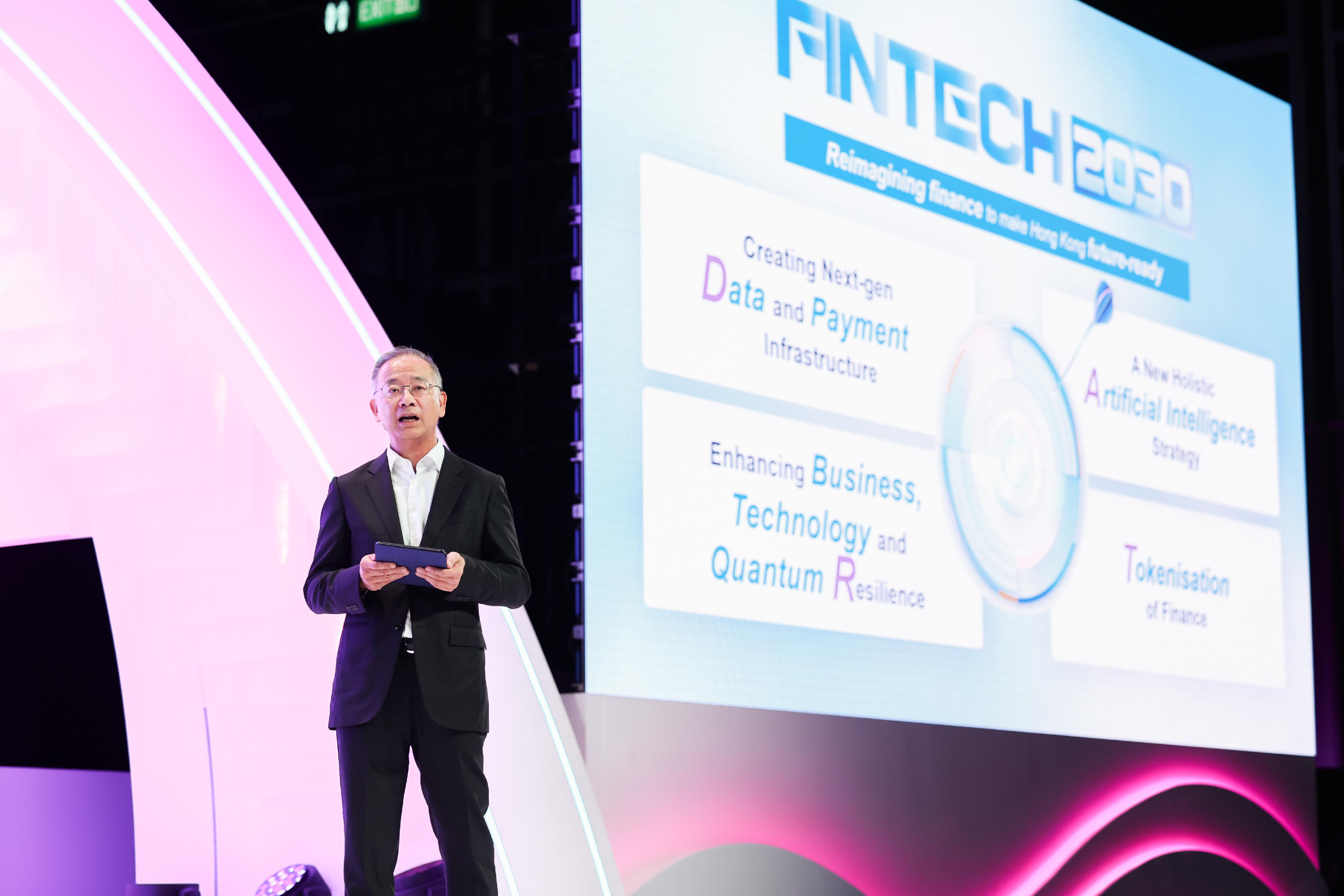 The Hong Kong FinTech Week x StartmeupHK Festival (HKFW x SMUF) 2025 concluded today (November 7). Photo shows the Chief Executive of the Hong Kong Monetary Authority, Mr Eddie Yue, delivering a keynote address at the HKFW x SMUF 2025 on November 3.