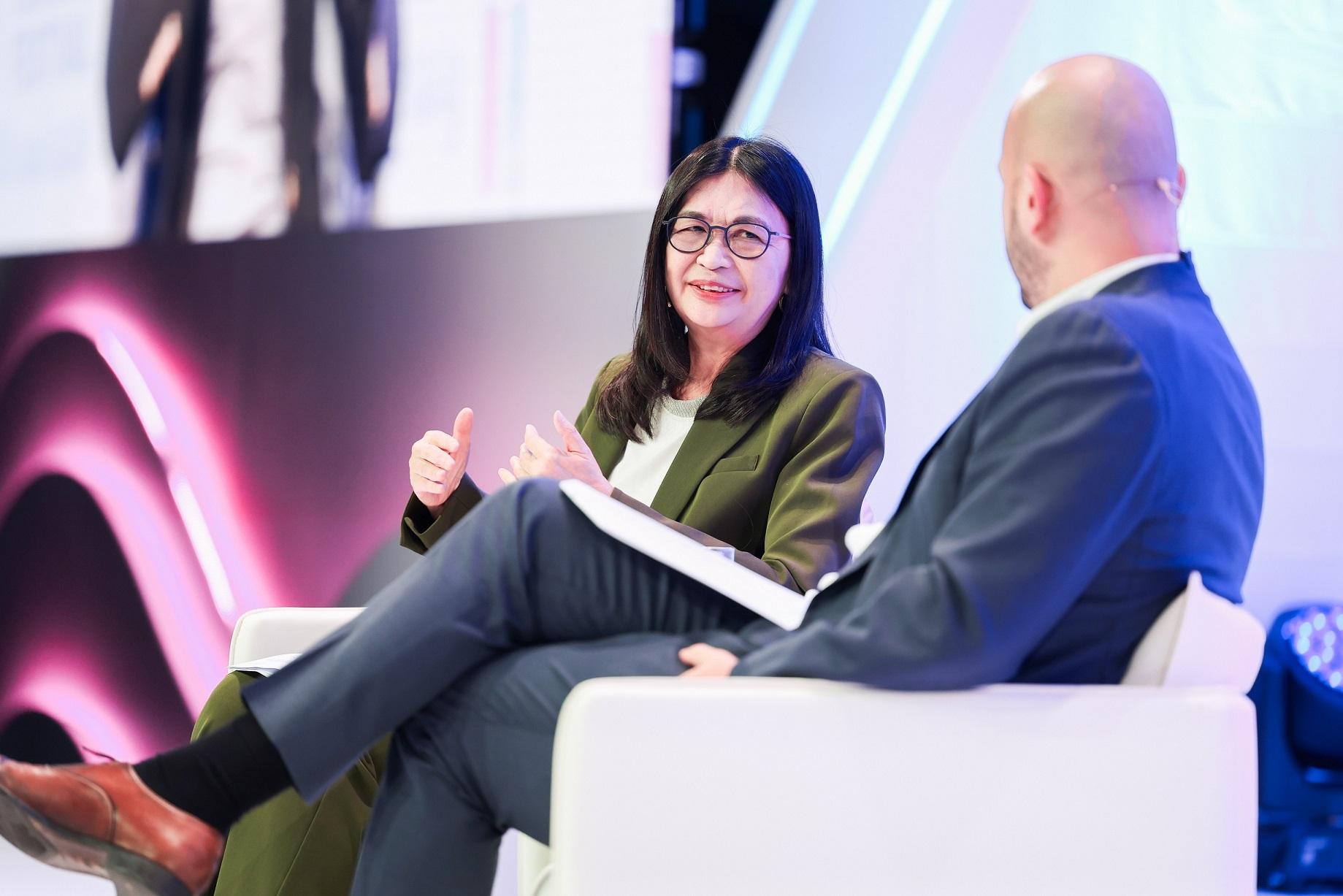 The Hong Kong FinTech Week x StartmeupHK Festival (HKFW x SMUF) 2025 concluded today (November 7). Photo shows the Chief Executive Officer of the Securities and Futures Commission, Ms Julia Leung (left), sharing insights at a fireside chat of the HKFW x SMUF 2025 on November 3.