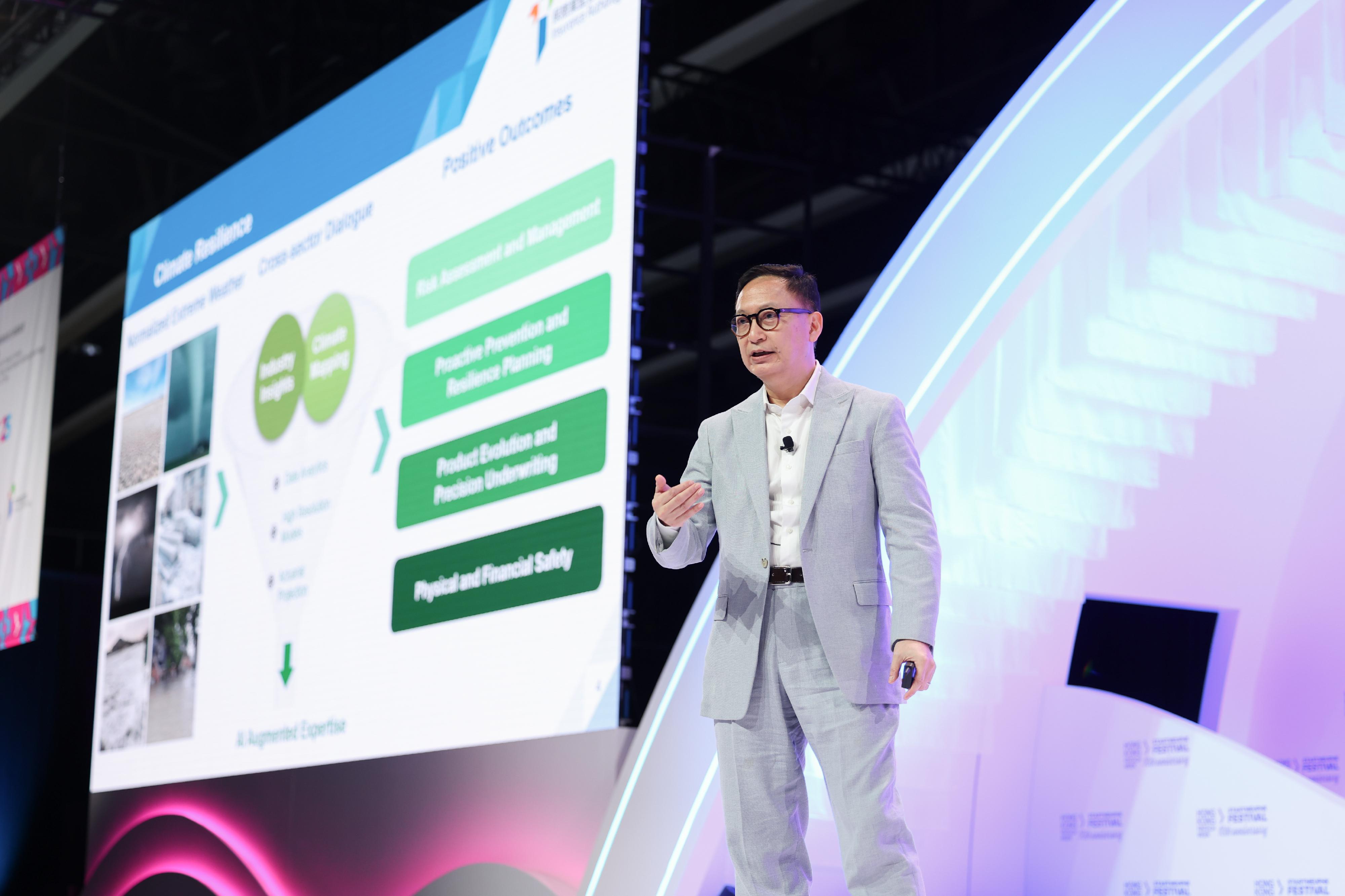 The Hong Kong FinTech Week x StartmeupHK Festival (HKFW x SMUF) 2025 concluded today (November 7). Photo shows the Chief Executive Officer of the Insurance Authority, Mr Clement Cheung, delivering his keynote presentation at the HKFW x SMUF 2025 on November 3.
