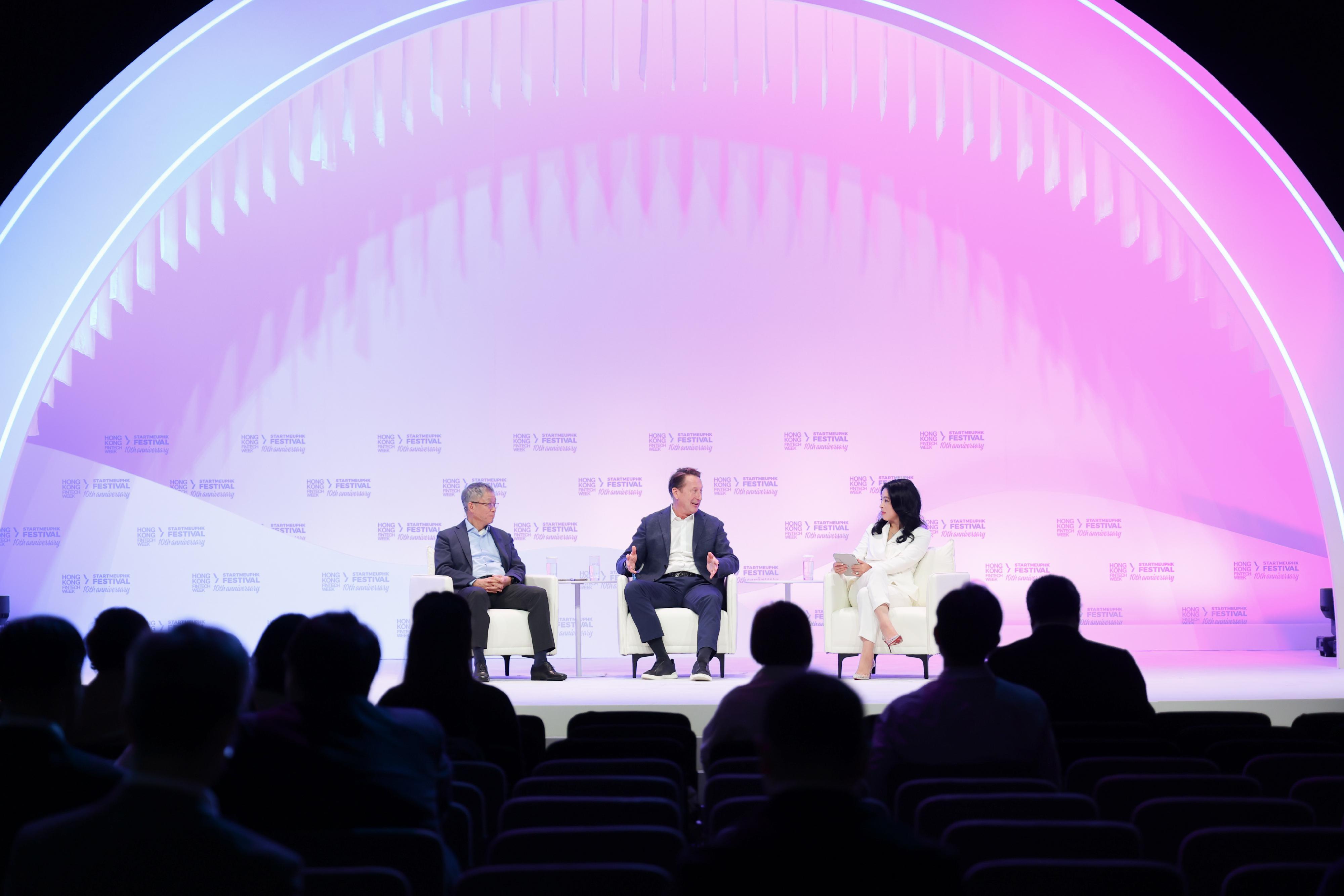 The Hong Kong FinTech Week x StartmeupHK Festival (HKFW x SMUF) 2025 concluded today (November 7). Photo shows the Co-founder and Managing Partner of DST Global, Mr John Lindfors (centre), and the Founding Managing Partner of Qiming Venture Partners, Mr Duane Kuang (left), sharing insights at the themed forum at the HKFW x SMUF 2025 on November 3.