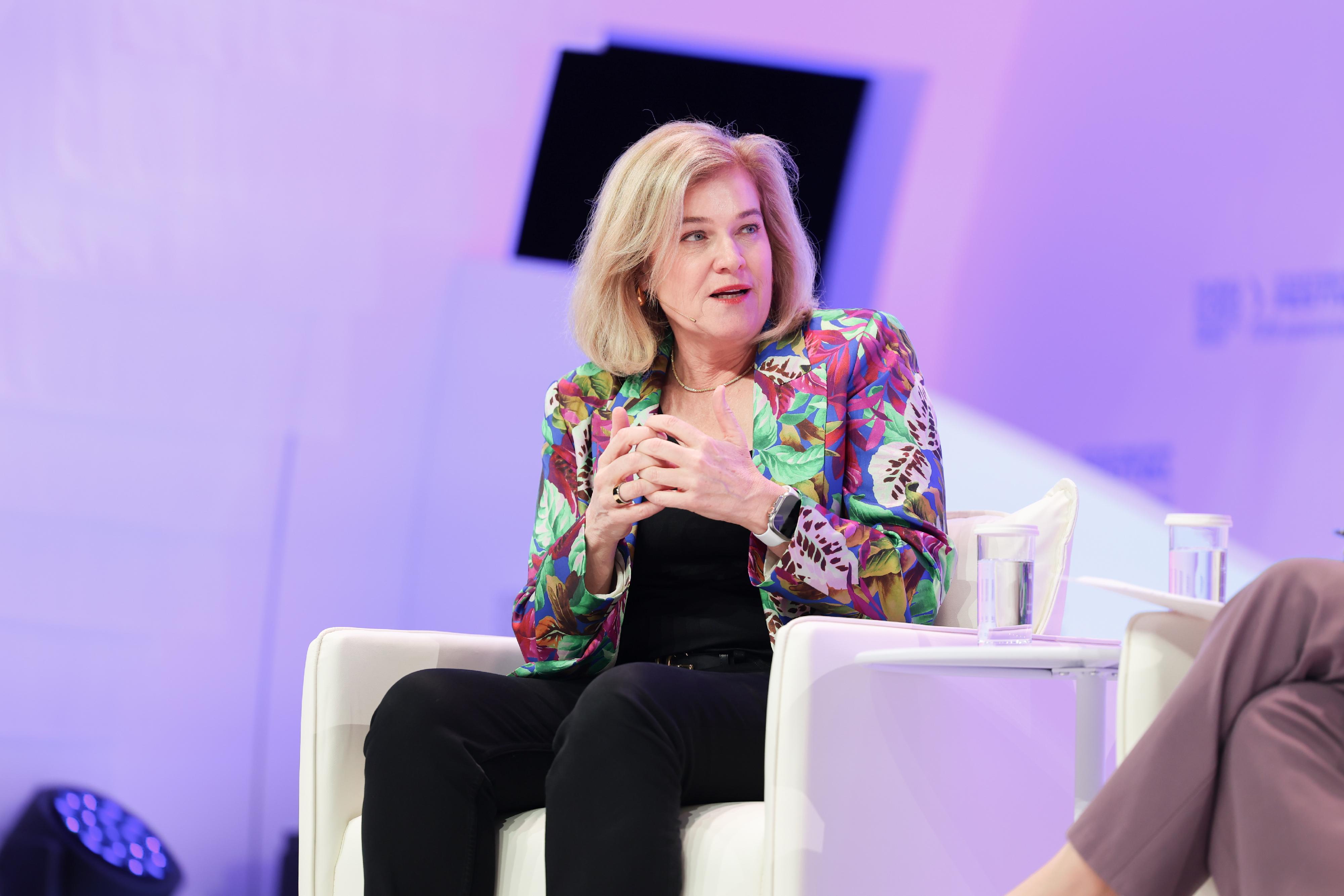The Hong Kong FinTech Week x StartmeupHK Festival (HKFW x SMUF) 2025 concluded today (November 7). Photo shows the President and Chief Executive Officer of Franklin Templeton, Ms Jenny Johnson, sharing her views at the themed forum at the HKFW x SMUF 2025 on November 3.