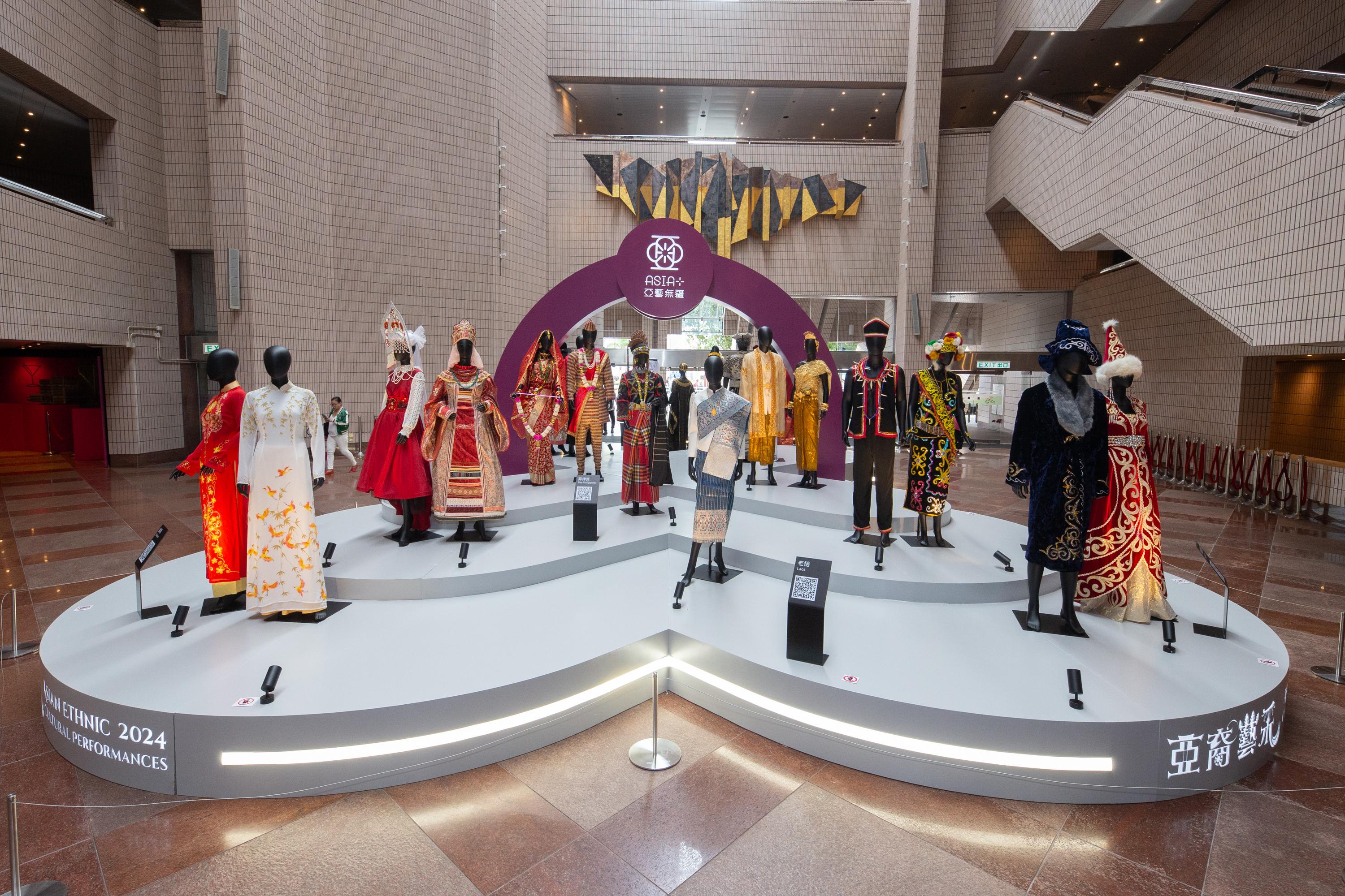 「亞藝無疆2025」藝術節重點節目之一「亞裔藝采+ 2025」將於十一月十六日(星期日)下午二時至六時在香港文化中心露天廣場及大堂舉行,匯聚約30個亞洲及「一帶一路」國家和地區的文化藝術精萃。香港文化中心大堂將在十一月十六日至二十三日舉辦「盛舞動影--民族服飾展」,一連八日展出來自多個國家和地區風格獨特的傳統服飾和舞衣。