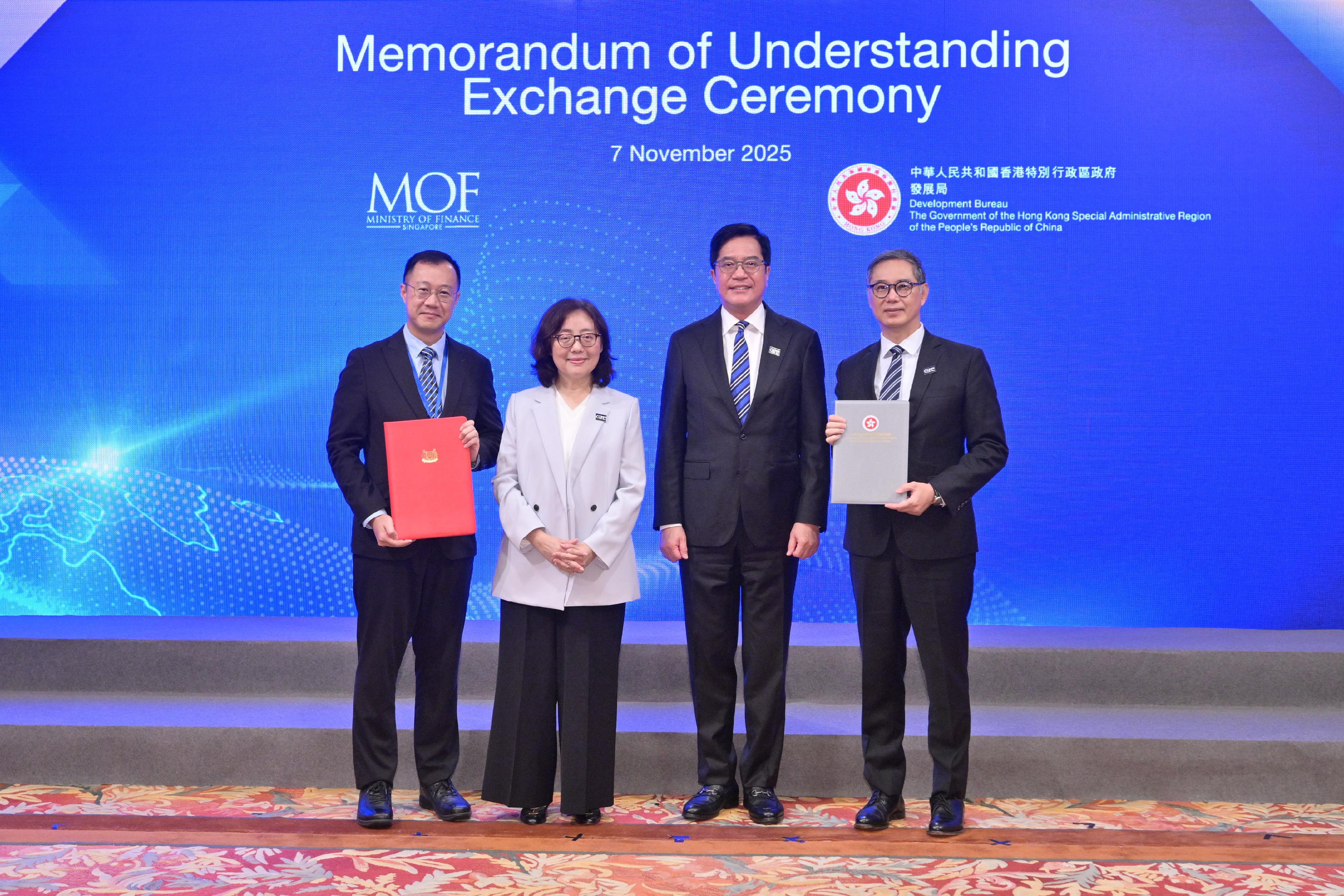發展局今日(十一月七日)舉辦項目成本管理論壇2025,以「建築新常態:共創成本效益新格局」為主題,探討如何通過優化採購策略與應用創新技術,加強建造項目的成本管理,提升成本效益。論壇上,發展局與新加坡財政部交換合作諒解備忘錄。圖示財政司副司長黃偉綸(右二)、發展局局長甯漢豪(左二)、發展局常任秘書長(工務)劉俊傑(右一)及新加坡財政部轄下公共工程管理中心執行總監劉健雄(左一)合照。