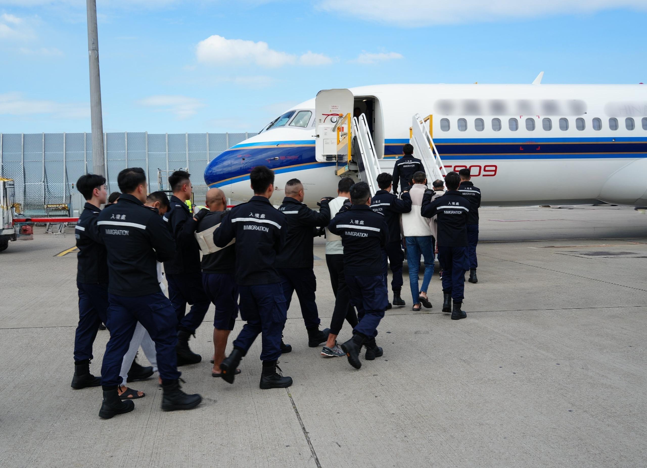 The Immigration Department (ImmD) carried out an in-flight escort repatriation operation codenamed "Expel" yesterday (November 6). A total of six Pakistani unsubstantiated non-refoulement claimants were repatriated to Pakistan. Photo shows removees being escorted by ImmD officers to depart from Hong Kong.