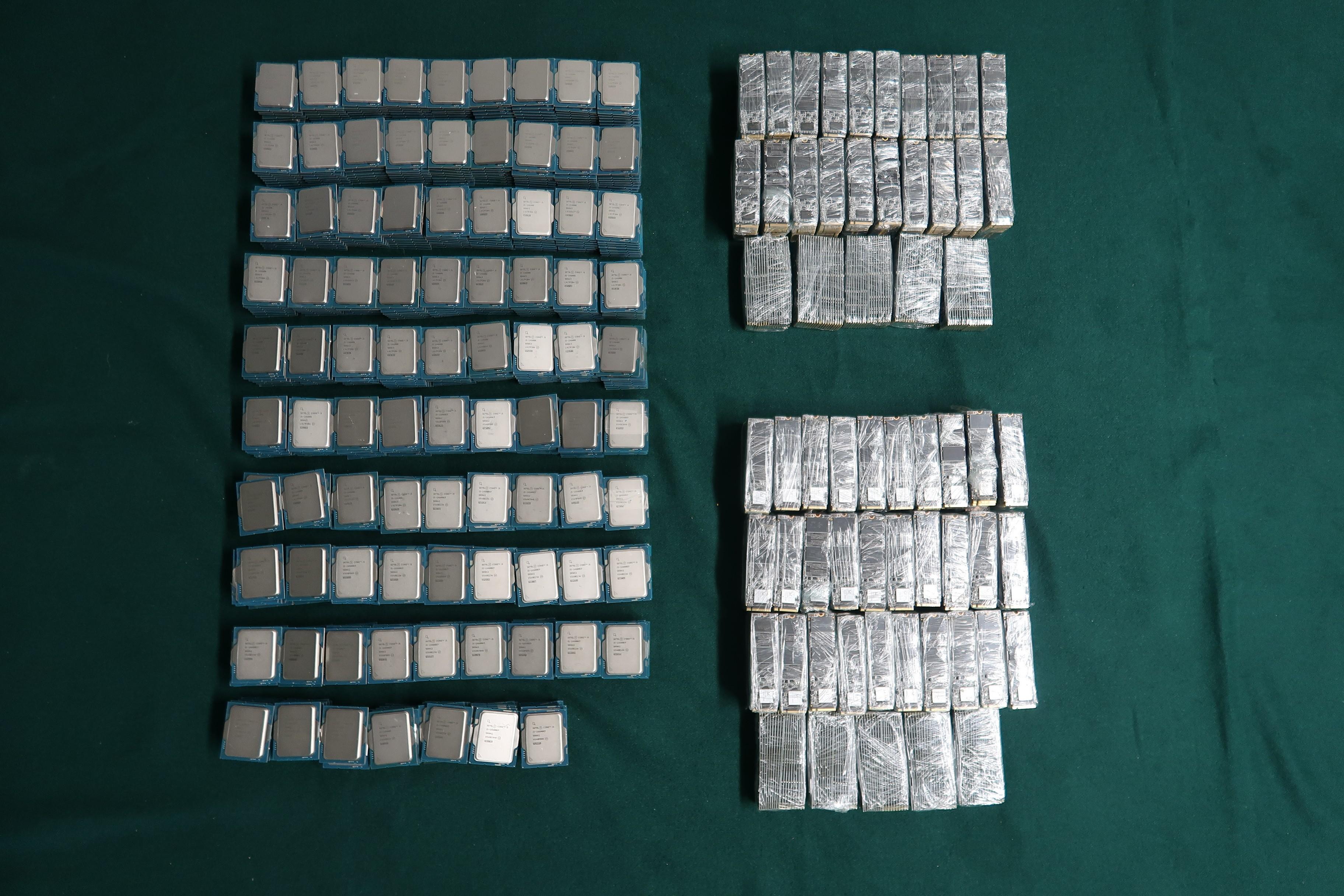 Hong Kong Customs yesterday (November 6) detected two suspected smuggling cases involving private cars at the Heung Yuen Wai Boundary Control Point and seized 1 386 suspected smuggled CPUs and 1 700 suspected smuggled solid-state drives with a total estimated market value of about $4.77 million. Photo shows the suspected smuggled CPUs and the suspected smuggled solid-state drives seized from the false compartment of the chassis frame under the cargo compartment of the first private car.