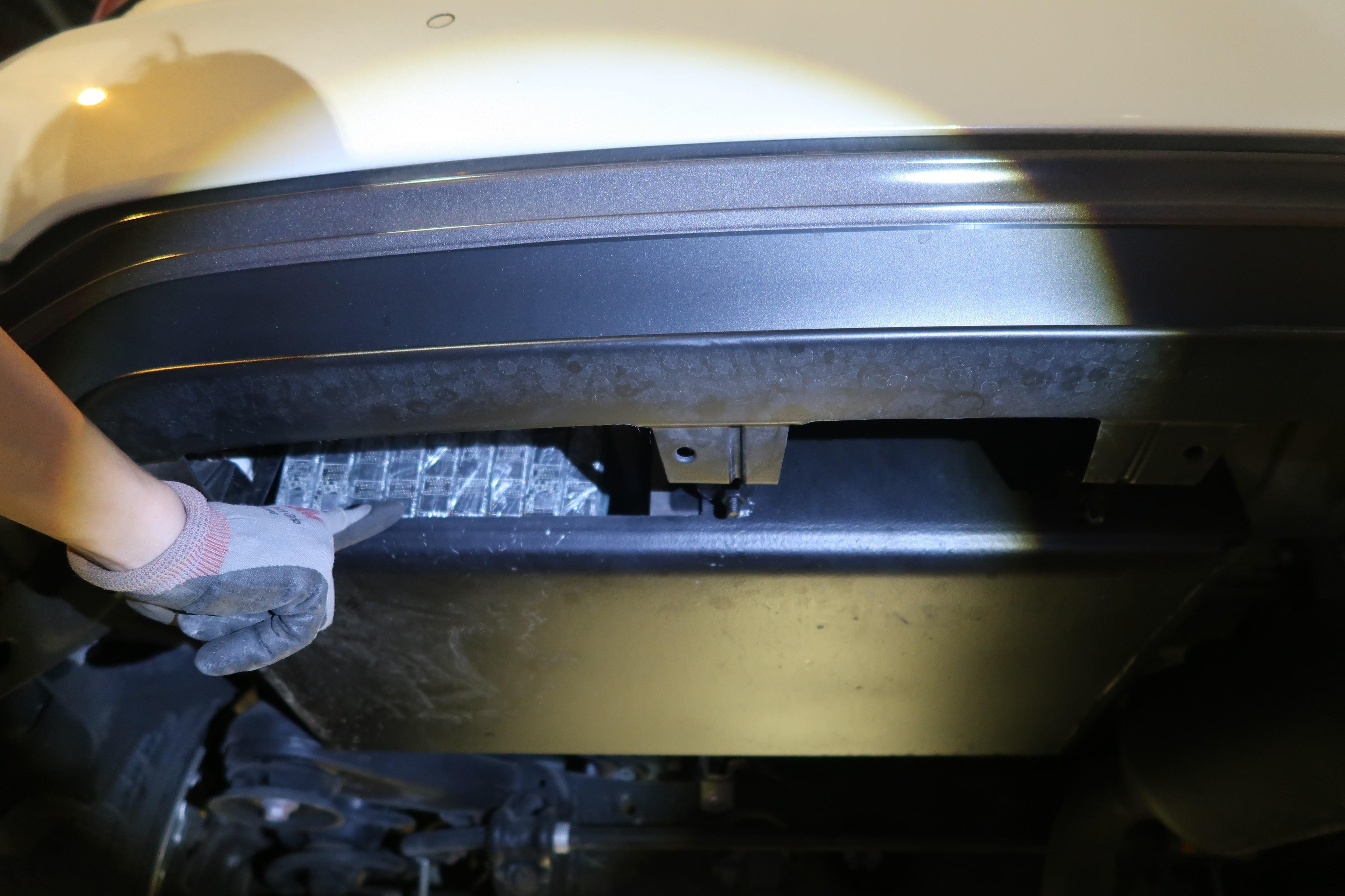 Hong Kong Customs yesterday (November 6) detected two suspected smuggling cases involving private cars at the Heung Yuen Wai Boundary Control Point and seized 1 386 suspected smuggled CPUs and 1 700 suspected smuggled solid-state drives with a total estimated market value of about $4.77 million. Photo shows the suspected smuggled CPUs and the suspected smuggled solid-state drives seized from the false compartment of the chassis frame under the cargo compartment of the first private car.