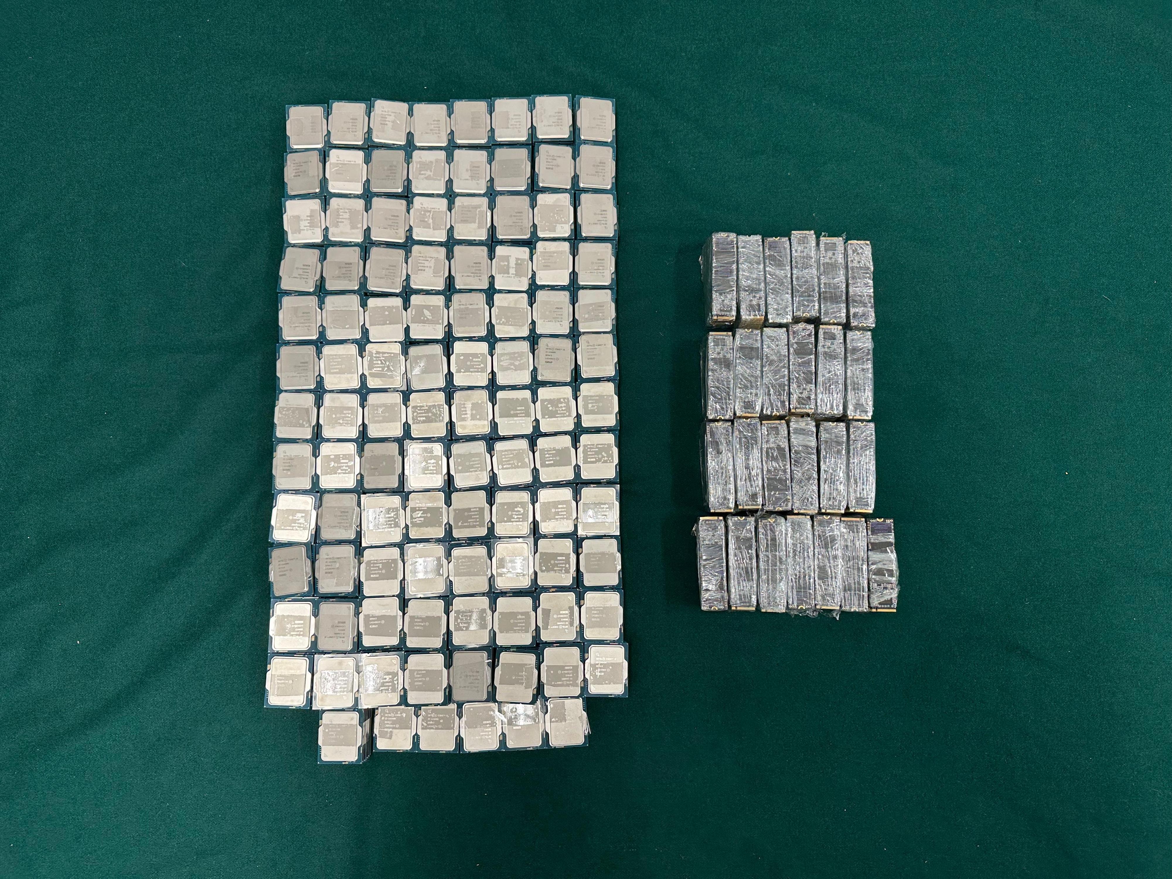 Hong Kong Customs yesterday (November 6) detected two suspected smuggling cases involving private cars at the Heung Yuen Wai Boundary Control Point and seized 1 386 suspected smuggled CPUs and 1 700 suspected smuggled solid-state drives with a total estimated market value of about $4.77 million. Photo shows the suspected smuggled CPUs and the suspected smuggled solid-state drives seized from the false compartment of the central console of the second private car.