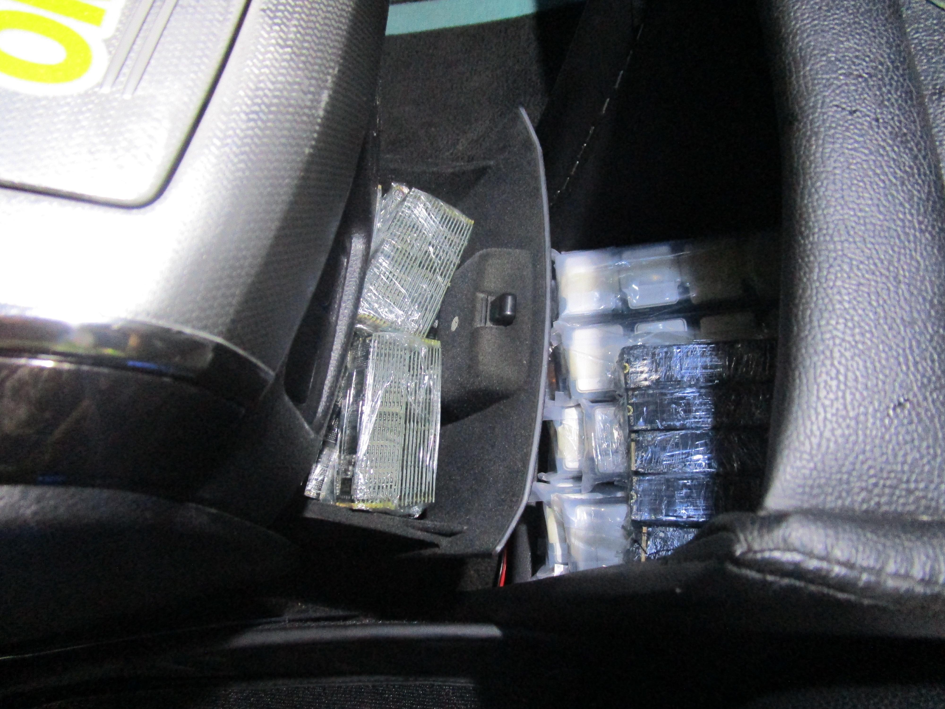 Hong Kong Customs yesterday (November 6) detected two suspected smuggling cases involving private cars at the Heung Yuen Wai Boundary Control Point and seized 1 386 suspected smuggled CPUs and 1 700 suspected smuggled solid-state drives with a total estimated market value of about $4.77 million. Photo shows the suspected smuggled CPUs and the suspected smuggled solid-state drives seized from the false compartment of the central console of the second private car.